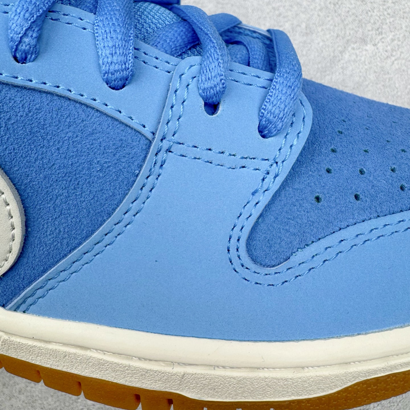 图片[19]-＃KZ神版 NK SB DUNK Low 蓝生胶 FJ1674-401 毫无疑问市场中端王者 全码福利开炸 长期补货价格一步到位 毫无疑问市场中端王者 实力大厂出品 新配色陆续开发 利润个位数只为口碑 全套原纸板楦头开发 确保原汁原味 完美呈现DUNK版型 一比一鞋头弧度高度鞋身弧度 此版本只针对中端市场 皮料材质有所更替 其他数据细节工艺流程均保持一致 绝不口嗨 细节品控鞋型随意对比 独家私模官方第六代原厂航空铝磨具打磨大底 鞋头坡度极致还原 无解鞋型 原盒原配 圈内天花板工艺 原厂玻璃冲刀 超高清洁度 全鞋零毛边皮料切割 原厂中底布点胶 中底布拉帮走线遵循公司 尺码：36 36.5 37.5 38 38.5 39 40 40.5 41 42 42.5 43 44 44.5 45 46 47.5-选品中心