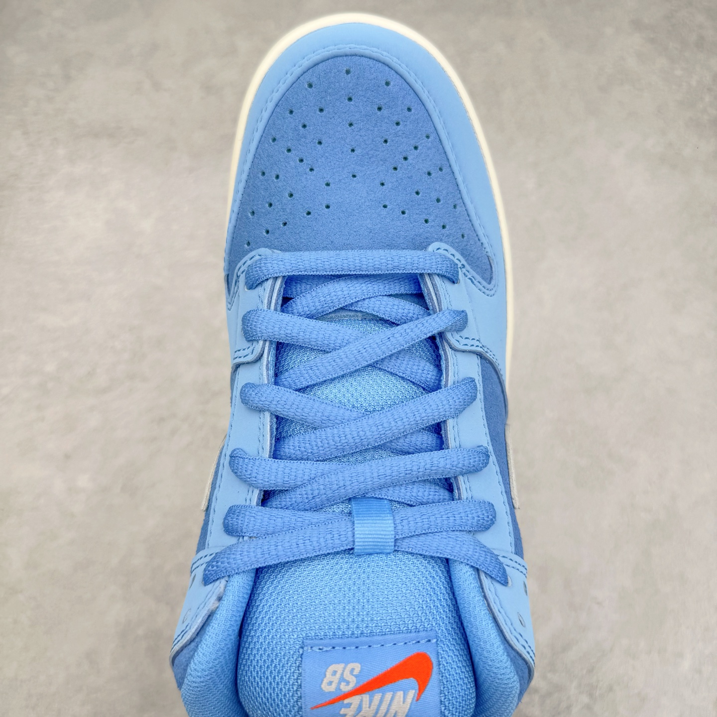 图片[4]-＃KZ神版 NK SB DUNK Low 蓝生胶 FJ1674-401 毫无疑问市场中端王者 全码福利开炸 长期补货价格一步到位 毫无疑问市场中端王者 实力大厂出品 新配色陆续开发 利润个位数只为口碑 全套原纸板楦头开发 确保原汁原味 完美呈现DUNK版型 一比一鞋头弧度高度鞋身弧度 此版本只针对中端市场 皮料材质有所更替 其他数据细节工艺流程均保持一致 绝不口嗨 细节品控鞋型随意对比 独家私模官方第六代原厂航空铝磨具打磨大底 鞋头坡度极致还原 无解鞋型 原盒原配 圈内天花板工艺 原厂玻璃冲刀 超高清洁度 全鞋零毛边皮料切割 原厂中底布点胶 中底布拉帮走线遵循公司 尺码：36 36.5 37.5 38 38.5 39 40 40.5 41 42 42.5 43 44 44.5 45 46 47.5-选品中心