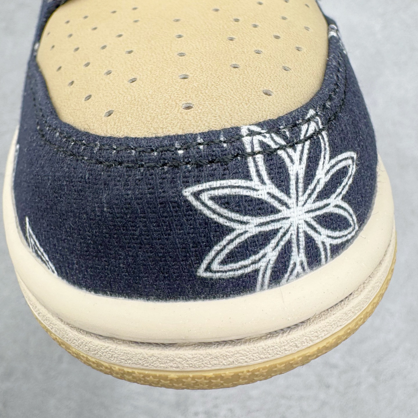 图片[16]-＃KZ神版 Travis Scott x NK SB Dunk Low TS联名腰果花 CT5053-001 毫无疑问市场中端王者 全码福利开炸 长期补货价格一步到位 毫无疑问市场中端王者 实力大厂出品 新配色陆续开发 利润个位数只为口碑 全套原纸板楦头开发 确保原汁原味 完美呈现DUNK版型 一比一鞋头弧度高度鞋身弧度 此版本只针对中端市场 皮料材质有所更替 其他数据细节工艺流程均保持一致 绝不口嗨 细节品控鞋型随意对比 独家私模官方第六代原厂航空铝磨具打磨大底 鞋头坡度极致还原 无解鞋型 原盒原配 圈内天花板工艺 原厂玻璃冲刀 超高清洁度 全鞋零毛边皮料切割 原厂中底布点胶 中底布拉帮走线遵循公司 尺码：36 36.5 37.5 38 38.5 39 40 40.5 41 42 42.5 43 44 44.5 45 46 47.5-选品中心