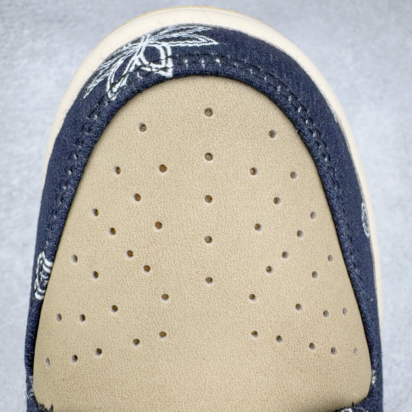 图片[17]-＃KZ神版 Travis Scott x NK SB Dunk Low TS联名腰果花 CT5053-001 毫无疑问市场中端王者 全码福利开炸 长期补货价格一步到位 毫无疑问市场中端王者 实力大厂出品 新配色陆续开发 利润个位数只为口碑 全套原纸板楦头开发 确保原汁原味 完美呈现DUNK版型 一比一鞋头弧度高度鞋身弧度 此版本只针对中端市场 皮料材质有所更替 其他数据细节工艺流程均保持一致 绝不口嗨 细节品控鞋型随意对比 独家私模官方第六代原厂航空铝磨具打磨大底 鞋头坡度极致还原 无解鞋型 原盒原配 圈内天花板工艺 原厂玻璃冲刀 超高清洁度 全鞋零毛边皮料切割 原厂中底布点胶 中底布拉帮走线遵循公司 尺码：36 36.5 37.5 38 38.5 39 40 40.5 41 42 42.5 43 44 44.5 45 46 47.5-选品中心