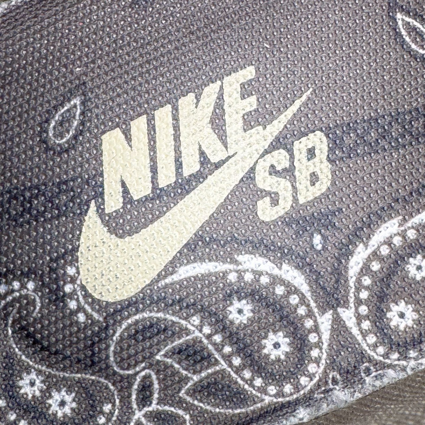 图片[12]-＃KZ神版 Travis Scott x NK SB Dunk Low TS联名腰果花 CT5053-001 毫无疑问市场中端王者 全码福利开炸 长期补货价格一步到位 毫无疑问市场中端王者 实力大厂出品 新配色陆续开发 利润个位数只为口碑 全套原纸板楦头开发 确保原汁原味 完美呈现DUNK版型 一比一鞋头弧度高度鞋身弧度 此版本只针对中端市场 皮料材质有所更替 其他数据细节工艺流程均保持一致 绝不口嗨 细节品控鞋型随意对比 独家私模官方第六代原厂航空铝磨具打磨大底 鞋头坡度极致还原 无解鞋型 原盒原配 圈内天花板工艺 原厂玻璃冲刀 超高清洁度 全鞋零毛边皮料切割 原厂中底布点胶 中底布拉帮走线遵循公司 尺码：36 36.5 37.5 38 38.5 39 40 40.5 41 42 42.5 43 44 44.5 45 46 47.5-选品中心