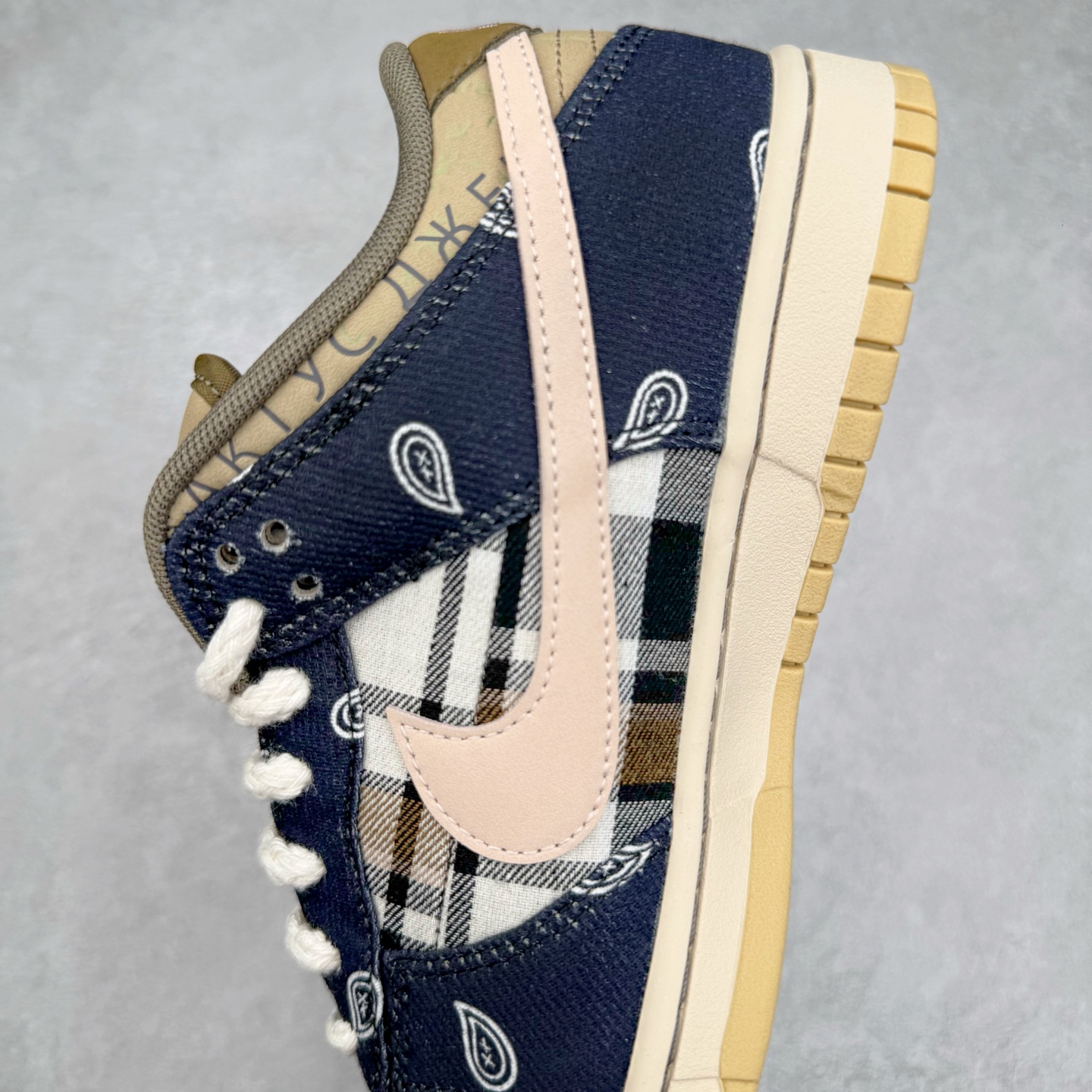 图片[7]-＃KZ神版 Travis Scott x NK SB Dunk Low TS联名腰果花 CT5053-001 毫无疑问市场中端王者 全码福利开炸 长期补货价格一步到位 毫无疑问市场中端王者 实力大厂出品 新配色陆续开发 利润个位数只为口碑 全套原纸板楦头开发 确保原汁原味 完美呈现DUNK版型 一比一鞋头弧度高度鞋身弧度 此版本只针对中端市场 皮料材质有所更替 其他数据细节工艺流程均保持一致 绝不口嗨 细节品控鞋型随意对比 独家私模官方第六代原厂航空铝磨具打磨大底 鞋头坡度极致还原 无解鞋型 原盒原配 圈内天花板工艺 原厂玻璃冲刀 超高清洁度 全鞋零毛边皮料切割 原厂中底布点胶 中底布拉帮走线遵循公司 尺码：36 36.5 37.5 38 38.5 39 40 40.5 41 42 42.5 43 44 44.5 45 46 47.5-选品中心