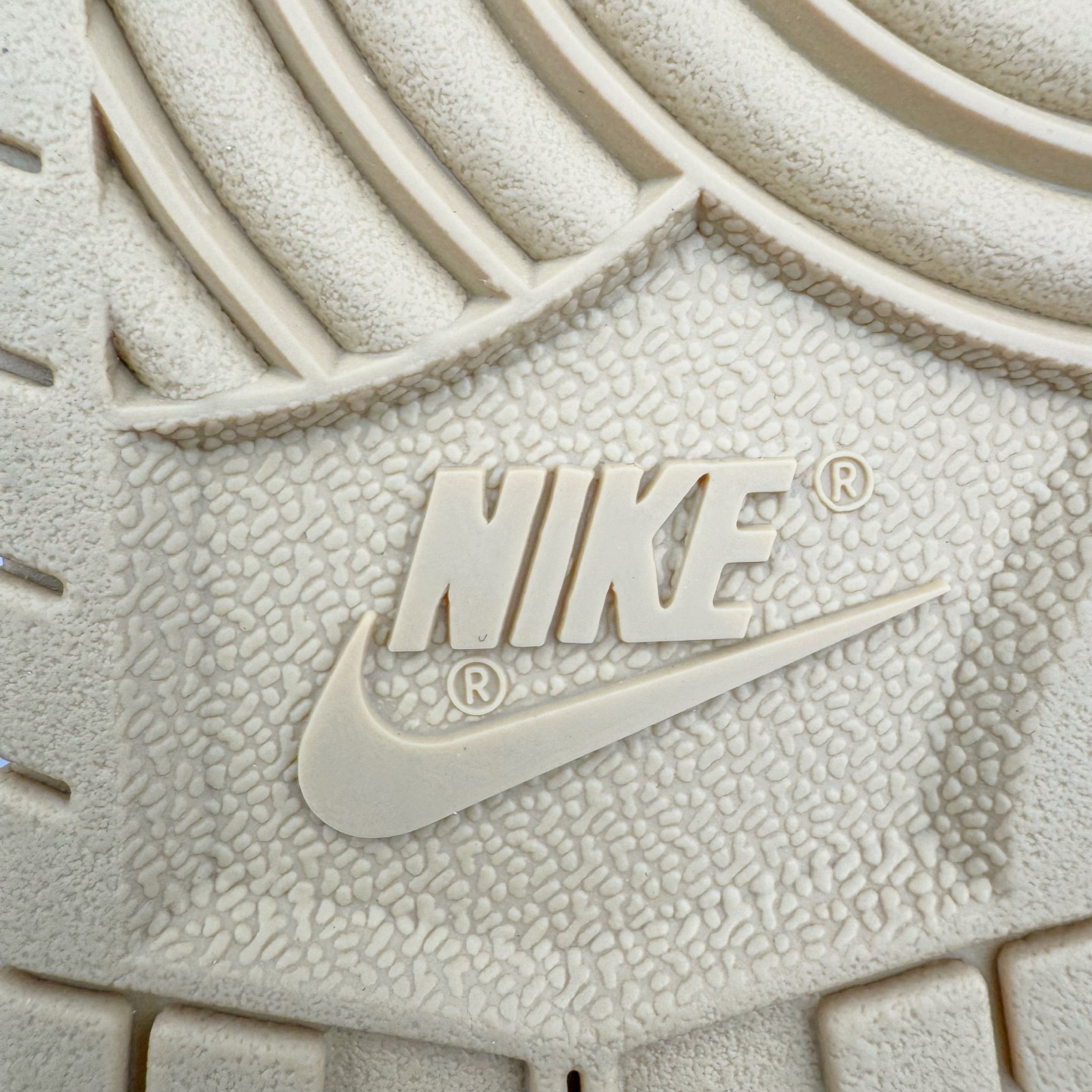 图片[22]-＃KZ神版 Travis Scott x NK SB Dunk Low TS联名腰果花 CT5053-001 毫无疑问市场中端王者 全码福利开炸 长期补货价格一步到位 毫无疑问市场中端王者 实力大厂出品 新配色陆续开发 利润个位数只为口碑 全套原纸板楦头开发 确保原汁原味 完美呈现DUNK版型 一比一鞋头弧度高度鞋身弧度 此版本只针对中端市场 皮料材质有所更替 其他数据细节工艺流程均保持一致 绝不口嗨 细节品控鞋型随意对比 独家私模官方第六代原厂航空铝磨具打磨大底 鞋头坡度极致还原 无解鞋型 原盒原配 圈内天花板工艺 原厂玻璃冲刀 超高清洁度 全鞋零毛边皮料切割 原厂中底布点胶 中底布拉帮走线遵循公司 尺码：36 36.5 37.5 38 38.5 39 40 40.5 41 42 42.5 43 44 44.5 45 46 47.5-选品中心