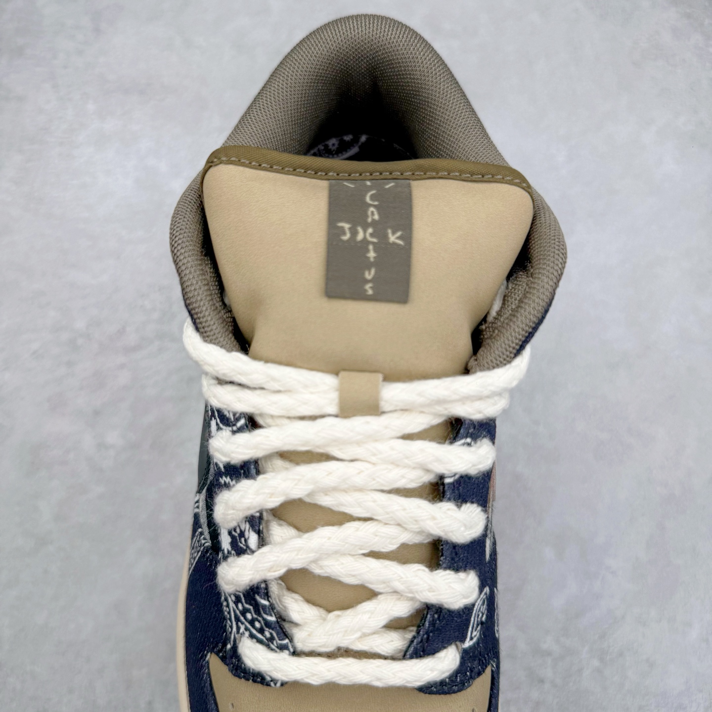 图片[5]-＃KZ神版 Travis Scott x NK SB Dunk Low TS联名腰果花 CT5053-001 毫无疑问市场中端王者 全码福利开炸 长期补货价格一步到位 毫无疑问市场中端王者 实力大厂出品 新配色陆续开发 利润个位数只为口碑 全套原纸板楦头开发 确保原汁原味 完美呈现DUNK版型 一比一鞋头弧度高度鞋身弧度 此版本只针对中端市场 皮料材质有所更替 其他数据细节工艺流程均保持一致 绝不口嗨 细节品控鞋型随意对比 独家私模官方第六代原厂航空铝磨具打磨大底 鞋头坡度极致还原 无解鞋型 原盒原配 圈内天花板工艺 原厂玻璃冲刀 超高清洁度 全鞋零毛边皮料切割 原厂中底布点胶 中底布拉帮走线遵循公司 尺码：36 36.5 37.5 38 38.5 39 40 40.5 41 42 42.5 43 44 44.5 45 46 47.5-选品中心