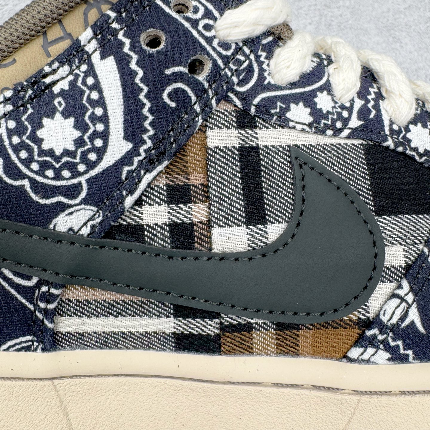 图片[21]-＃KZ神版 Travis Scott x NK SB Dunk Low TS联名腰果花 CT5053-001 毫无疑问市场中端王者 全码福利开炸 长期补货价格一步到位 毫无疑问市场中端王者 实力大厂出品 新配色陆续开发 利润个位数只为口碑 全套原纸板楦头开发 确保原汁原味 完美呈现DUNK版型 一比一鞋头弧度高度鞋身弧度 此版本只针对中端市场 皮料材质有所更替 其他数据细节工艺流程均保持一致 绝不口嗨 细节品控鞋型随意对比 独家私模官方第六代原厂航空铝磨具打磨大底 鞋头坡度极致还原 无解鞋型 原盒原配 圈内天花板工艺 原厂玻璃冲刀 超高清洁度 全鞋零毛边皮料切割 原厂中底布点胶 中底布拉帮走线遵循公司 尺码：36 36.5 37.5 38 38.5 39 40 40.5 41 42 42.5 43 44 44.5 45 46 47.5-选品中心