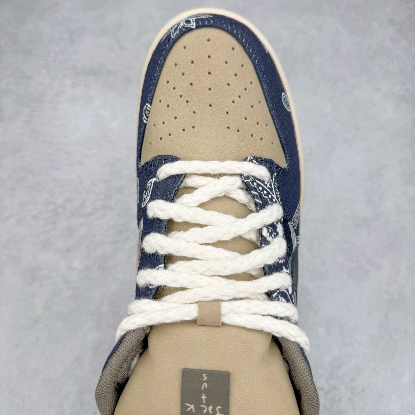 图片[4]-＃KZ神版 Travis Scott x NK SB Dunk Low TS联名腰果花 CT5053-001 毫无疑问市场中端王者 全码福利开炸 长期补货价格一步到位 毫无疑问市场中端王者 实力大厂出品 新配色陆续开发 利润个位数只为口碑 全套原纸板楦头开发 确保原汁原味 完美呈现DUNK版型 一比一鞋头弧度高度鞋身弧度 此版本只针对中端市场 皮料材质有所更替 其他数据细节工艺流程均保持一致 绝不口嗨 细节品控鞋型随意对比 独家私模官方第六代原厂航空铝磨具打磨大底 鞋头坡度极致还原 无解鞋型 原盒原配 圈内天花板工艺 原厂玻璃冲刀 超高清洁度 全鞋零毛边皮料切割 原厂中底布点胶 中底布拉帮走线遵循公司 尺码：36 36.5 37.5 38 38.5 39 40 40.5 41 42 42.5 43 44 44.5 45 46 47.5-选品中心