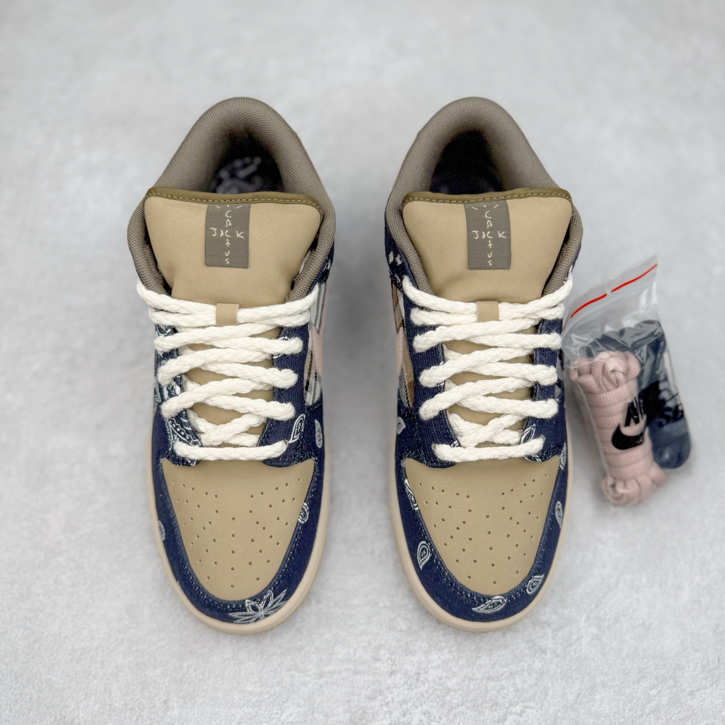 图片[2]-＃KZ神版 Travis Scott x NK SB Dunk Low TS联名腰果花 CT5053-001 毫无疑问市场中端王者 全码福利开炸 长期补货价格一步到位 毫无疑问市场中端王者 实力大厂出品 新配色陆续开发 利润个位数只为口碑 全套原纸板楦头开发 确保原汁原味 完美呈现DUNK版型 一比一鞋头弧度高度鞋身弧度 此版本只针对中端市场 皮料材质有所更替 其他数据细节工艺流程均保持一致 绝不口嗨 细节品控鞋型随意对比 独家私模官方第六代原厂航空铝磨具打磨大底 鞋头坡度极致还原 无解鞋型 原盒原配 圈内天花板工艺 原厂玻璃冲刀 超高清洁度 全鞋零毛边皮料切割 原厂中底布点胶 中底布拉帮走线遵循公司 尺码：36 36.5 37.5 38 38.5 39 40 40.5 41 42 42.5 43 44 44.5 45 46 47.5-选品中心