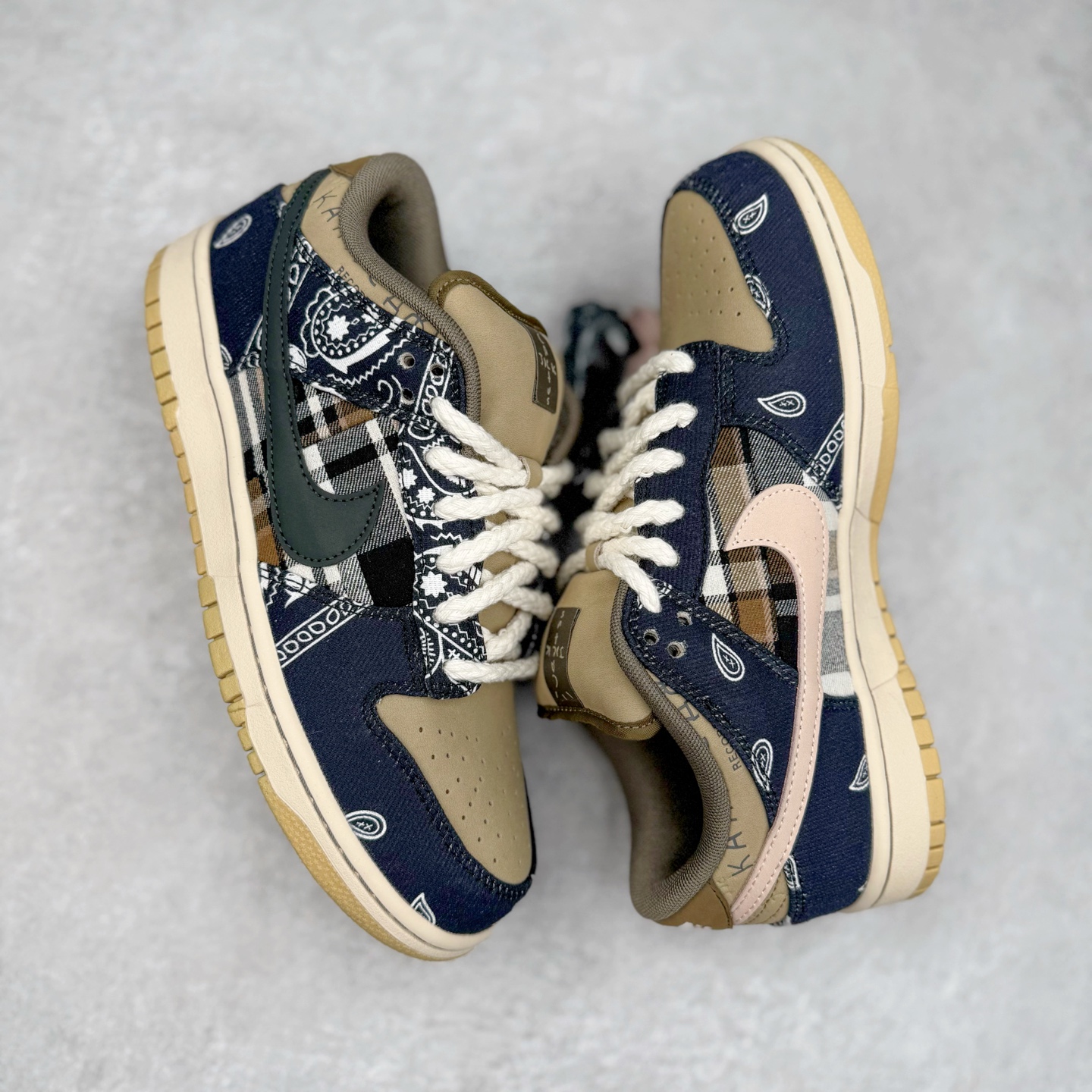 图片[3]-＃KZ神版 Travis Scott x NK SB Dunk Low TS联名腰果花 CT5053-001 毫无疑问市场中端王者 全码福利开炸 长期补货价格一步到位 毫无疑问市场中端王者 实力大厂出品 新配色陆续开发 利润个位数只为口碑 全套原纸板楦头开发 确保原汁原味 完美呈现DUNK版型 一比一鞋头弧度高度鞋身弧度 此版本只针对中端市场 皮料材质有所更替 其他数据细节工艺流程均保持一致 绝不口嗨 细节品控鞋型随意对比 独家私模官方第六代原厂航空铝磨具打磨大底 鞋头坡度极致还原 无解鞋型 原盒原配 圈内天花板工艺 原厂玻璃冲刀 超高清洁度 全鞋零毛边皮料切割 原厂中底布点胶 中底布拉帮走线遵循公司 尺码：36 36.5 37.5 38 38.5 39 40 40.5 41 42 42.5 43 44 44.5 45 46 47.5-选品中心