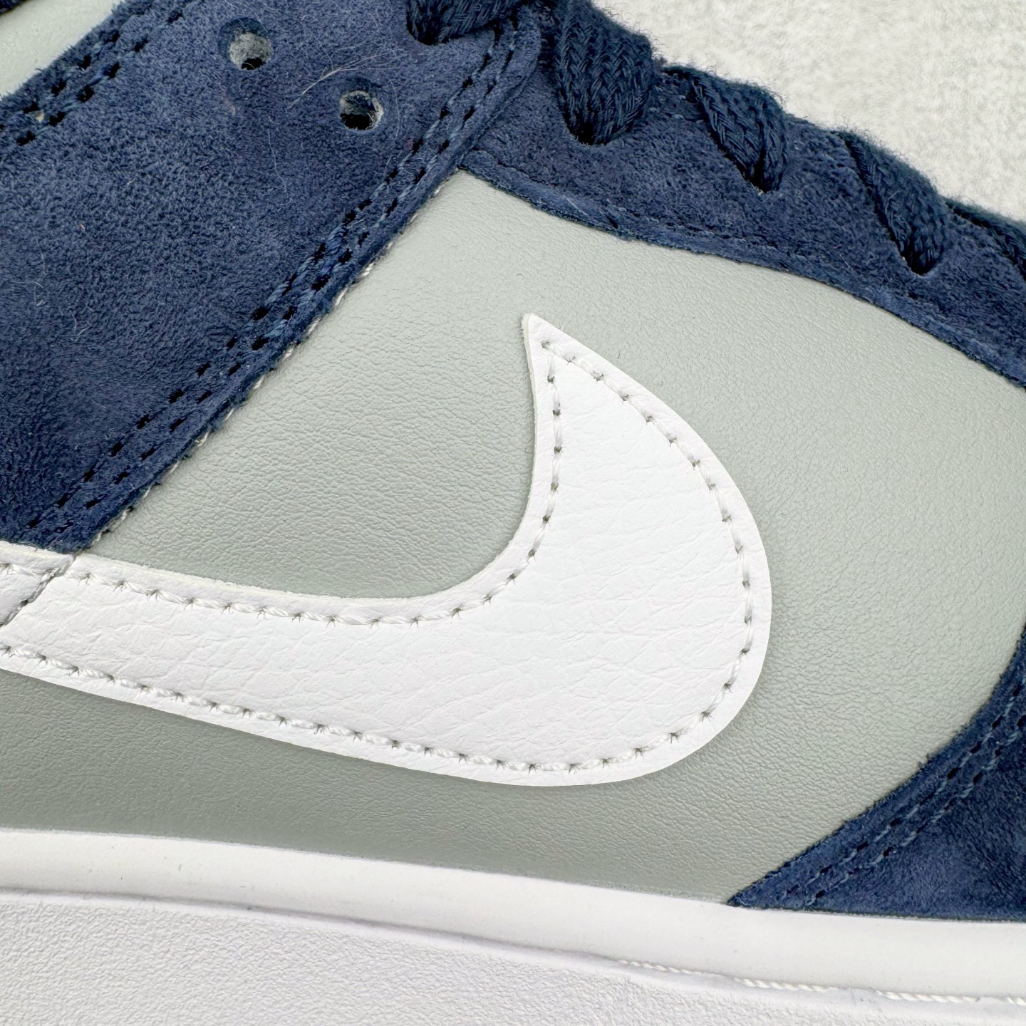 图片[16]-＃KZ神版 NK Dunk Low 蓝灰 IB3079-400 毫无疑问市场中端王者 全码福利开炸 长期补货价格一步到位 毫无疑问市场中端王者 实力大厂出品 新配色陆续开发 利润个位数只为口碑 全套原纸板楦头开发 确保原汁原味 完美呈现DUNK版型 一比一鞋头弧度高度鞋身弧度 此版本只针对中端市场 皮料材质有所更替 其他数据细节工艺流程均保持一致 绝不口嗨 细节品控鞋型随意对比 独家私模官方第六代原厂航空铝磨具打磨大底 鞋头坡度极致还原 无解鞋型 原盒原配 圈内天花板工艺 原厂玻璃冲刀 超高清洁度 全鞋零毛边皮料切割 原厂中底布点胶 中底布拉帮走线遵循公司 尺码：36 36.5 37.5 38 38.5 39 40 40.5 41 42 42.5 43 44 44.5 45 46 47.5 48.5-选品中心