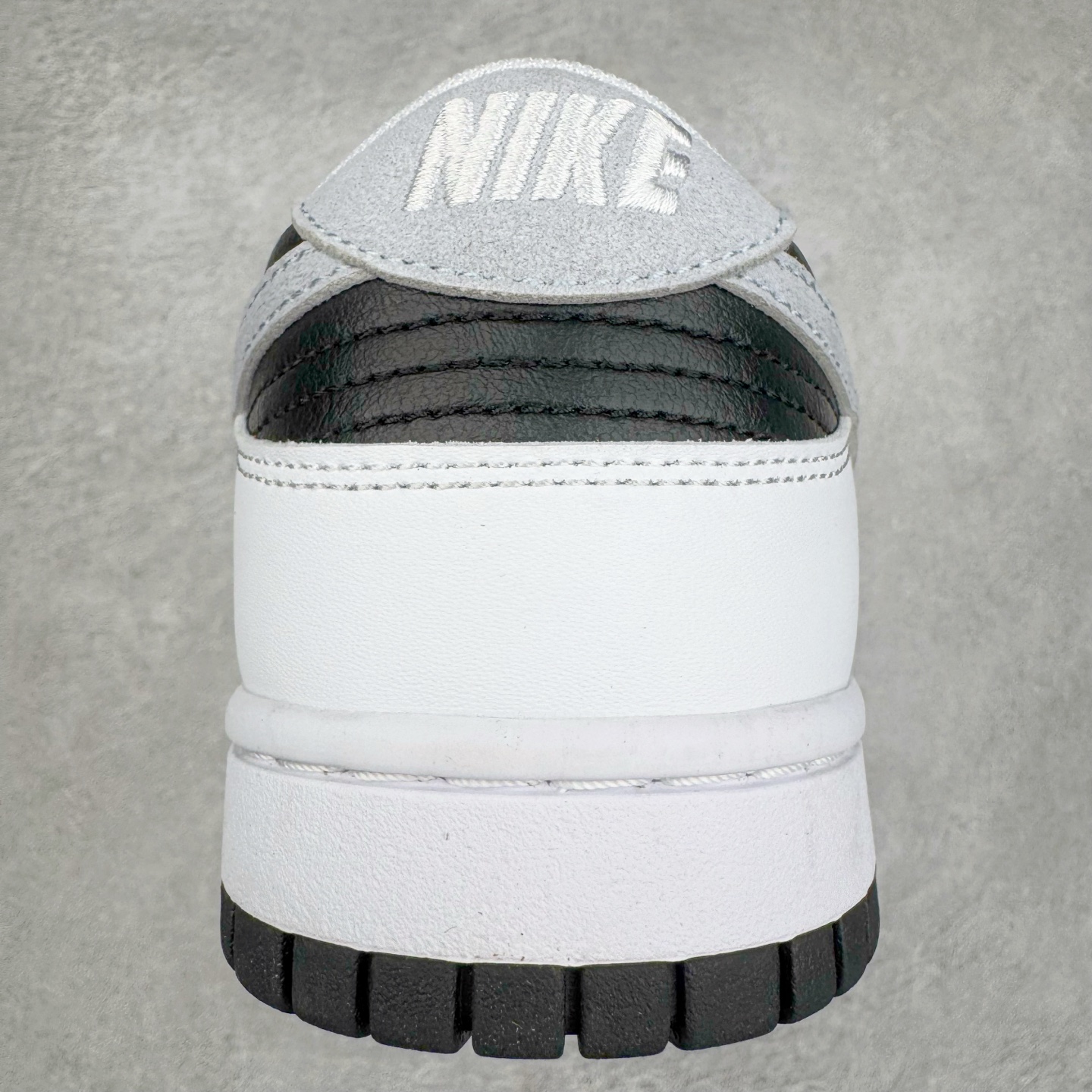 图片[8]-＃KZ神版 NK Dunk Low 白黑 IB4620-141 毫无疑问市场中端王者 全码福利开炸 长期补货价格一步到位 毫无疑问市场中端王者 实力大厂出品 新配色陆续开发 利润个位数只为口碑 全套原纸板楦头开发 确保原汁原味 完美呈现DUNK版型 一比一鞋头弧度高度鞋身弧度 此版本只针对中端市场 皮料材质有所更替 其他数据细节工艺流程均保持一致 绝不口嗨 细节品控鞋型随意对比 独家私模官方第六代原厂航空铝磨具打磨大底 鞋头坡度极致还原 无解鞋型 原盒原配 圈内天花板工艺 原厂玻璃冲刀 超高清洁度 全鞋零毛边皮料切割 原厂中底布点胶 中底布拉帮走线遵循公司 尺码：36 36.5 37.5 38 38.5 39 40 40.5 41 42 42.5 43 44 44.5 45 46 47.5 48.5-选品中心