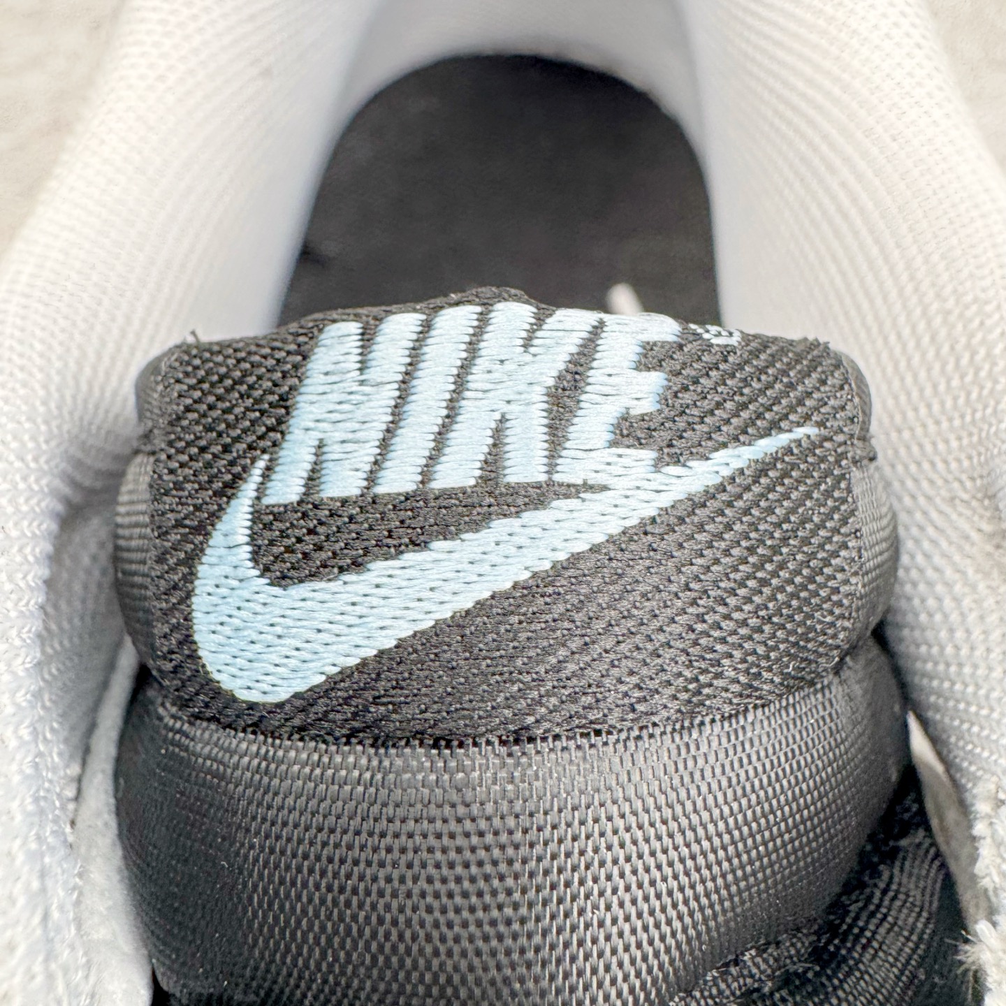 图片[14]-＃KZ神版 NK Dunk Low 白黑 IB4620-141 毫无疑问市场中端王者 全码福利开炸 长期补货价格一步到位 毫无疑问市场中端王者 实力大厂出品 新配色陆续开发 利润个位数只为口碑 全套原纸板楦头开发 确保原汁原味 完美呈现DUNK版型 一比一鞋头弧度高度鞋身弧度 此版本只针对中端市场 皮料材质有所更替 其他数据细节工艺流程均保持一致 绝不口嗨 细节品控鞋型随意对比 独家私模官方第六代原厂航空铝磨具打磨大底 鞋头坡度极致还原 无解鞋型 原盒原配 圈内天花板工艺 原厂玻璃冲刀 超高清洁度 全鞋零毛边皮料切割 原厂中底布点胶 中底布拉帮走线遵循公司 尺码：36 36.5 37.5 38 38.5 39 40 40.5 41 42 42.5 43 44 44.5 45 46 47.5 48.5-选品中心