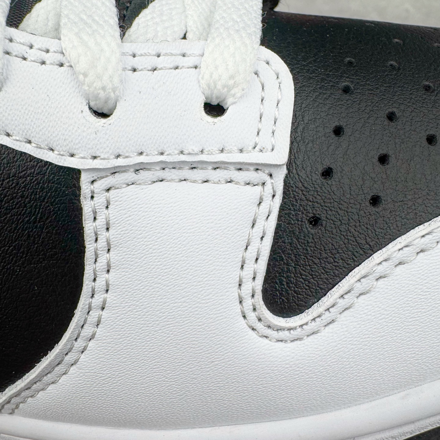 图片[18]-＃KZ神版 NK Dunk Low 白黑 IB4620-141 毫无疑问市场中端王者 全码福利开炸 长期补货价格一步到位 毫无疑问市场中端王者 实力大厂出品 新配色陆续开发 利润个位数只为口碑 全套原纸板楦头开发 确保原汁原味 完美呈现DUNK版型 一比一鞋头弧度高度鞋身弧度 此版本只针对中端市场 皮料材质有所更替 其他数据细节工艺流程均保持一致 绝不口嗨 细节品控鞋型随意对比 独家私模官方第六代原厂航空铝磨具打磨大底 鞋头坡度极致还原 无解鞋型 原盒原配 圈内天花板工艺 原厂玻璃冲刀 超高清洁度 全鞋零毛边皮料切割 原厂中底布点胶 中底布拉帮走线遵循公司 尺码：36 36.5 37.5 38 38.5 39 40 40.5 41 42 42.5 43 44 44.5 45 46 47.5 48.5-选品中心