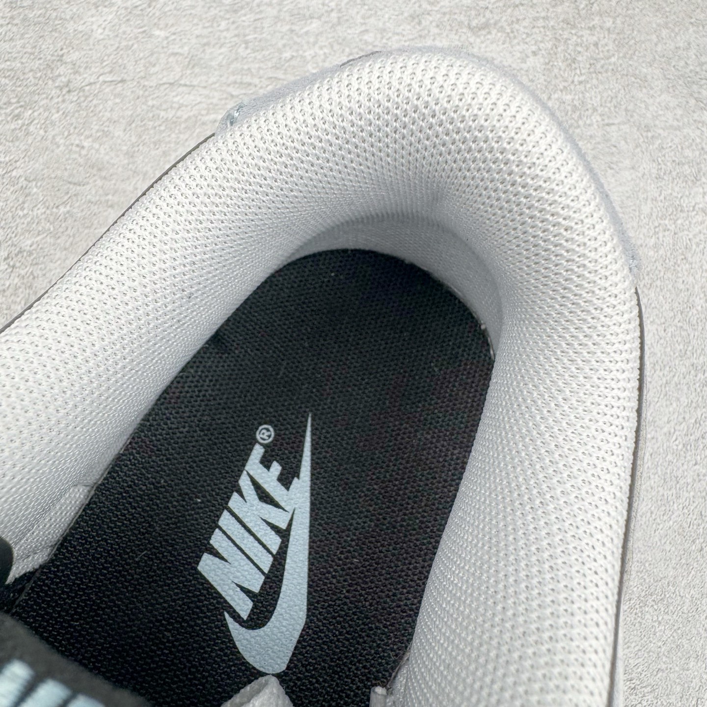 图片[13]-＃KZ神版 NK Dunk Low 白黑 IB4620-141 毫无疑问市场中端王者 全码福利开炸 长期补货价格一步到位 毫无疑问市场中端王者 实力大厂出品 新配色陆续开发 利润个位数只为口碑 全套原纸板楦头开发 确保原汁原味 完美呈现DUNK版型 一比一鞋头弧度高度鞋身弧度 此版本只针对中端市场 皮料材质有所更替 其他数据细节工艺流程均保持一致 绝不口嗨 细节品控鞋型随意对比 独家私模官方第六代原厂航空铝磨具打磨大底 鞋头坡度极致还原 无解鞋型 原盒原配 圈内天花板工艺 原厂玻璃冲刀 超高清洁度 全鞋零毛边皮料切割 原厂中底布点胶 中底布拉帮走线遵循公司 尺码：36 36.5 37.5 38 38.5 39 40 40.5 41 42 42.5 43 44 44.5 45 46 47.5 48.5-选品中心