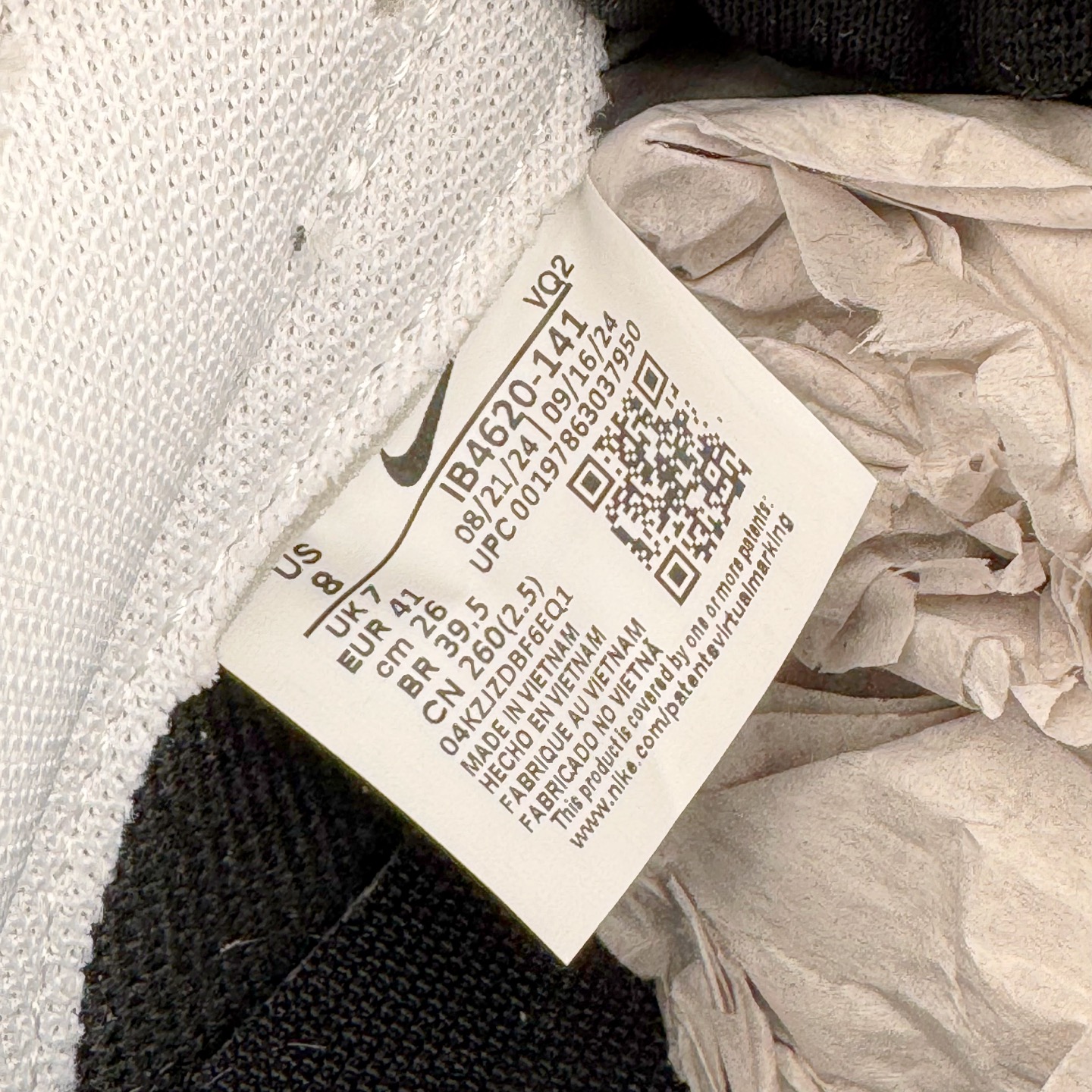 图片[12]-＃KZ神版 NK Dunk Low 白黑 IB4620-141 毫无疑问市场中端王者 全码福利开炸 长期补货价格一步到位 毫无疑问市场中端王者 实力大厂出品 新配色陆续开发 利润个位数只为口碑 全套原纸板楦头开发 确保原汁原味 完美呈现DUNK版型 一比一鞋头弧度高度鞋身弧度 此版本只针对中端市场 皮料材质有所更替 其他数据细节工艺流程均保持一致 绝不口嗨 细节品控鞋型随意对比 独家私模官方第六代原厂航空铝磨具打磨大底 鞋头坡度极致还原 无解鞋型 原盒原配 圈内天花板工艺 原厂玻璃冲刀 超高清洁度 全鞋零毛边皮料切割 原厂中底布点胶 中底布拉帮走线遵循公司 尺码：36 36.5 37.5 38 38.5 39 40 40.5 41 42 42.5 43 44 44.5 45 46 47.5 48.5-选品中心