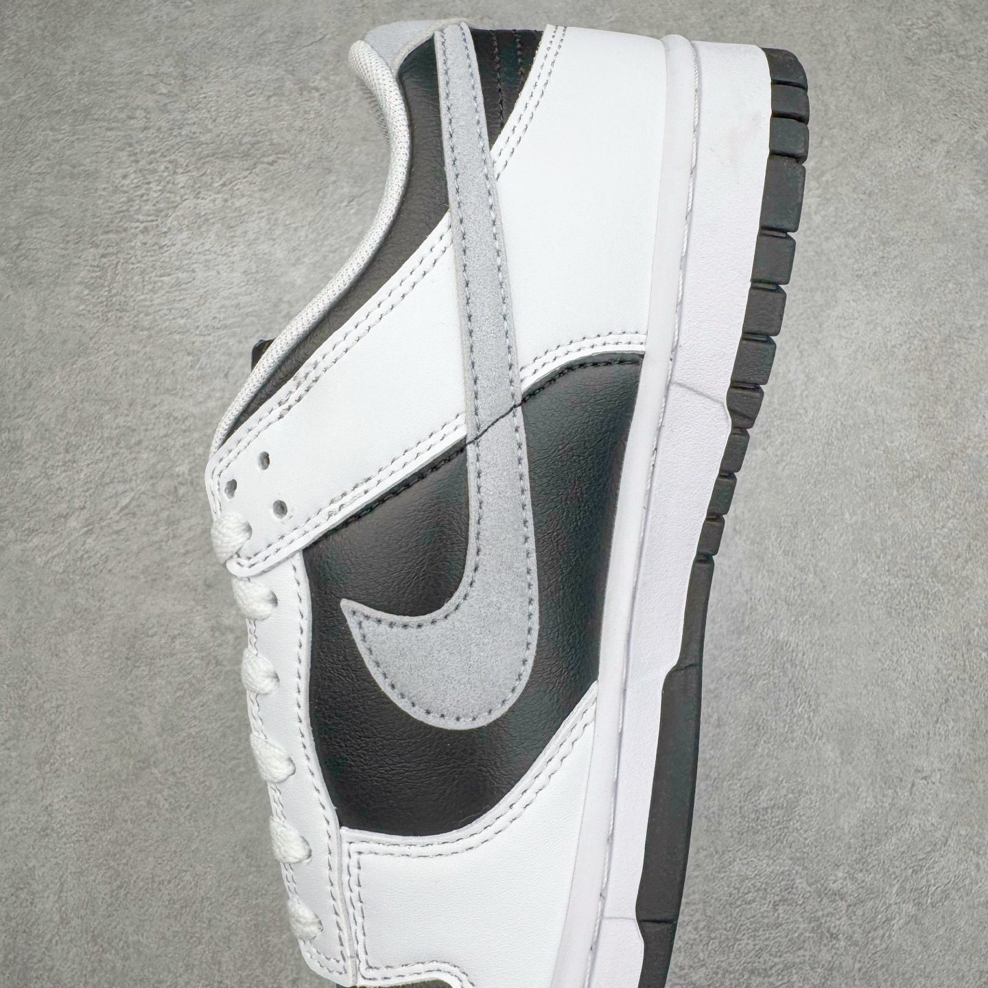 图片[7]-＃KZ神版 NK Dunk Low 白黑 IB4620-141 毫无疑问市场中端王者 全码福利开炸 长期补货价格一步到位 毫无疑问市场中端王者 实力大厂出品 新配色陆续开发 利润个位数只为口碑 全套原纸板楦头开发 确保原汁原味 完美呈现DUNK版型 一比一鞋头弧度高度鞋身弧度 此版本只针对中端市场 皮料材质有所更替 其他数据细节工艺流程均保持一致 绝不口嗨 细节品控鞋型随意对比 独家私模官方第六代原厂航空铝磨具打磨大底 鞋头坡度极致还原 无解鞋型 原盒原配 圈内天花板工艺 原厂玻璃冲刀 超高清洁度 全鞋零毛边皮料切割 原厂中底布点胶 中底布拉帮走线遵循公司 尺码：36 36.5 37.5 38 38.5 39 40 40.5 41 42 42.5 43 44 44.5 45 46 47.5 48.5-选品中心