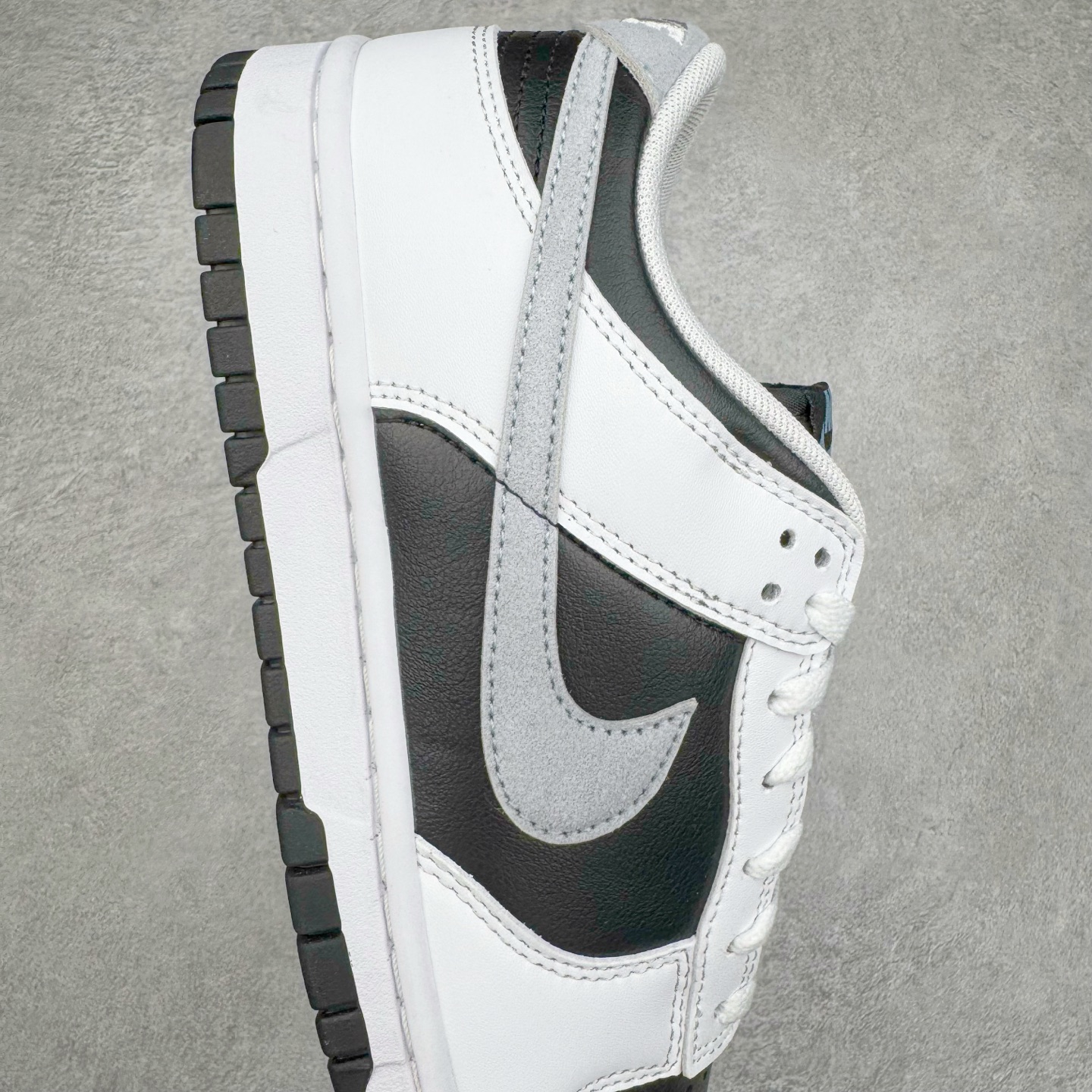 图片[6]-＃KZ神版 NK Dunk Low 白黑 IB4620-141 毫无疑问市场中端王者 全码福利开炸 长期补货价格一步到位 毫无疑问市场中端王者 实力大厂出品 新配色陆续开发 利润个位数只为口碑 全套原纸板楦头开发 确保原汁原味 完美呈现DUNK版型 一比一鞋头弧度高度鞋身弧度 此版本只针对中端市场 皮料材质有所更替 其他数据细节工艺流程均保持一致 绝不口嗨 细节品控鞋型随意对比 独家私模官方第六代原厂航空铝磨具打磨大底 鞋头坡度极致还原 无解鞋型 原盒原配 圈内天花板工艺 原厂玻璃冲刀 超高清洁度 全鞋零毛边皮料切割 原厂中底布点胶 中底布拉帮走线遵循公司 尺码：36 36.5 37.5 38 38.5 39 40 40.5 41 42 42.5 43 44 44.5 45 46 47.5 48.5-选品中心