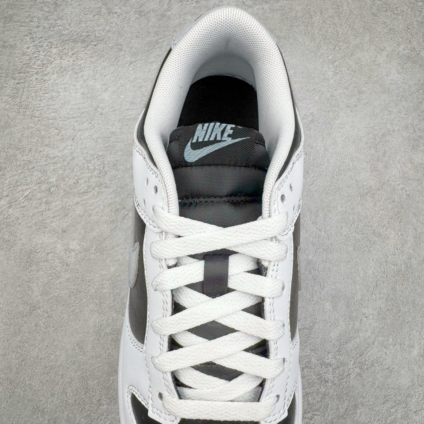 图片[5]-＃KZ神版 NK Dunk Low 白黑 IB4620-141 毫无疑问市场中端王者 全码福利开炸 长期补货价格一步到位 毫无疑问市场中端王者 实力大厂出品 新配色陆续开发 利润个位数只为口碑 全套原纸板楦头开发 确保原汁原味 完美呈现DUNK版型 一比一鞋头弧度高度鞋身弧度 此版本只针对中端市场 皮料材质有所更替 其他数据细节工艺流程均保持一致 绝不口嗨 细节品控鞋型随意对比 独家私模官方第六代原厂航空铝磨具打磨大底 鞋头坡度极致还原 无解鞋型 原盒原配 圈内天花板工艺 原厂玻璃冲刀 超高清洁度 全鞋零毛边皮料切割 原厂中底布点胶 中底布拉帮走线遵循公司 尺码：36 36.5 37.5 38 38.5 39 40 40.5 41 42 42.5 43 44 44.5 45 46 47.5 48.5-选品中心