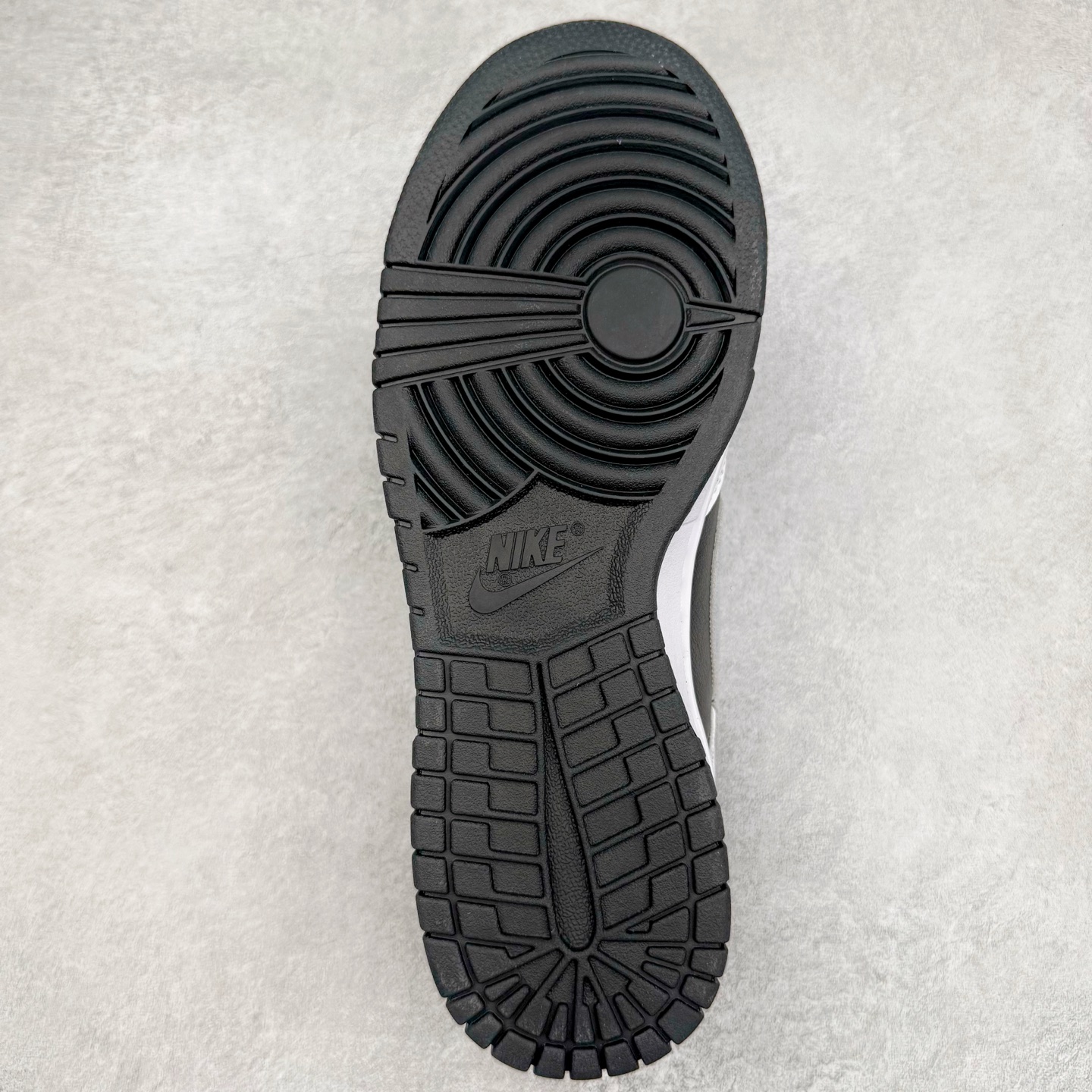 图片[9]-＃KZ神版 NK Dunk Low 白黑 IB4620-141 毫无疑问市场中端王者 全码福利开炸 长期补货价格一步到位 毫无疑问市场中端王者 实力大厂出品 新配色陆续开发 利润个位数只为口碑 全套原纸板楦头开发 确保原汁原味 完美呈现DUNK版型 一比一鞋头弧度高度鞋身弧度 此版本只针对中端市场 皮料材质有所更替 其他数据细节工艺流程均保持一致 绝不口嗨 细节品控鞋型随意对比 独家私模官方第六代原厂航空铝磨具打磨大底 鞋头坡度极致还原 无解鞋型 原盒原配 圈内天花板工艺 原厂玻璃冲刀 超高清洁度 全鞋零毛边皮料切割 原厂中底布点胶 中底布拉帮走线遵循公司 尺码：36 36.5 37.5 38 38.5 39 40 40.5 41 42 42.5 43 44 44.5 45 46 47.5 48.5-选品中心