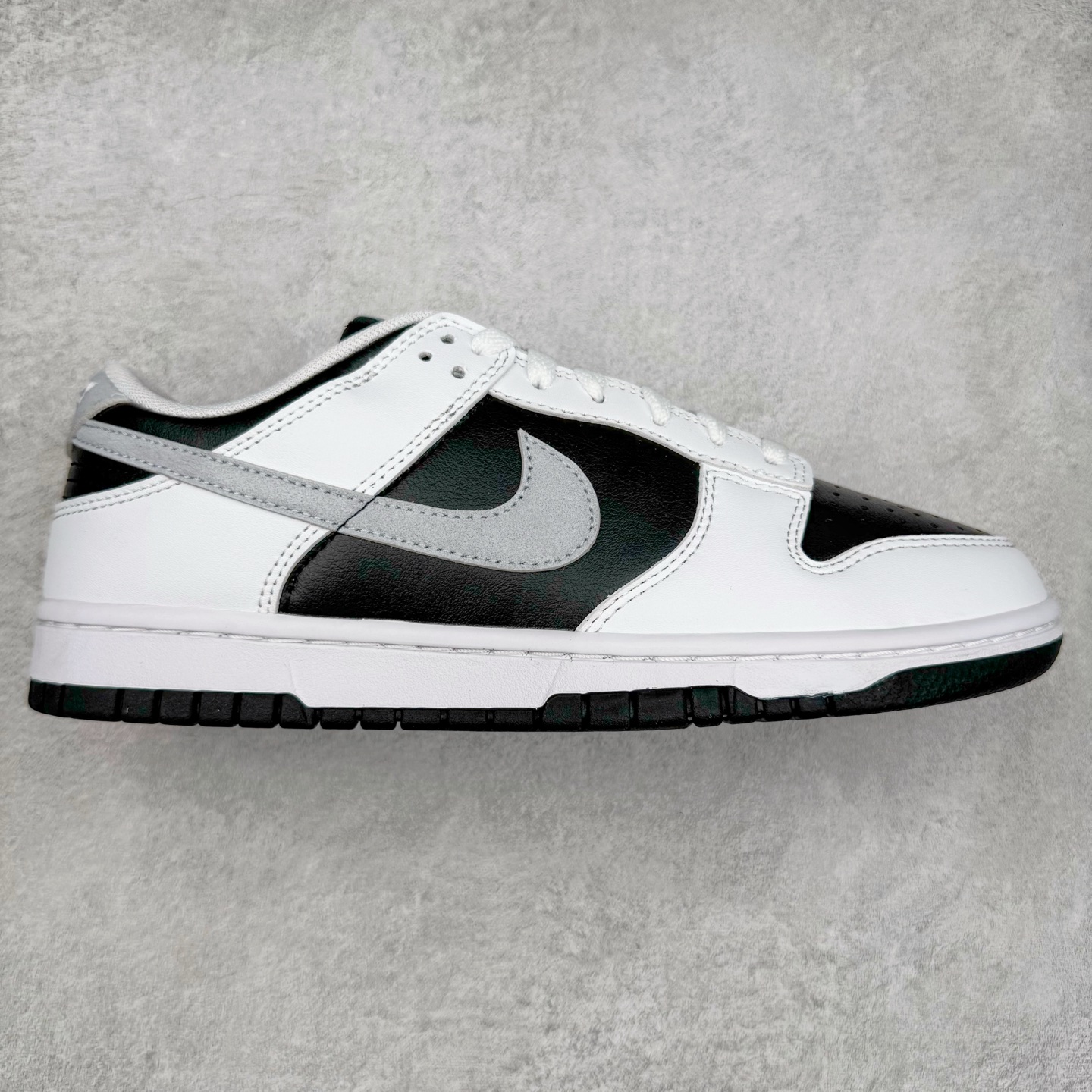 ＃KZ神版 NK Dunk Low 白黑 IB4620-141 毫无疑问市场中端王者 全码福利开炸 长期补货价格一步到位 毫无疑问市场中端王者 实力大厂出品 新配色陆续开发 利润个位数只为口碑 全套原纸板楦头开发 确保原汁原味 完美呈现DUNK版型 一比一鞋头弧度高度鞋身弧度 此版本只针对中端市场 皮料材质有所更替 其他数据细节工艺流程均保持一致 绝不口嗨 细节品控鞋型随意对比 独家私模官方第六代原厂航空铝磨具打磨大底 鞋头坡度极致还原 无解鞋型 原盒原配 圈内天花板工艺 原厂玻璃冲刀 超高清洁度 全鞋零毛边皮料切割 原厂中底布点胶 中底布拉帮走线遵循公司 尺码：36 36.5 37.5 38 38.5 39 40 40.5 41 42 42.5 43 44 44.5 45 46 47.5 48.5-选品中心