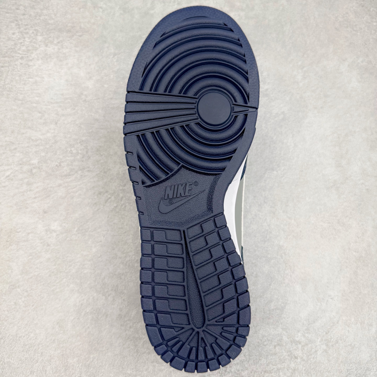 图片[9]-＃KZ神版 NK Dunk Low 蓝灰 IB3079-400 毫无疑问市场中端王者 全码福利开炸 长期补货价格一步到位 毫无疑问市场中端王者 实力大厂出品 新配色陆续开发 利润个位数只为口碑 全套原纸板楦头开发 确保原汁原味 完美呈现DUNK版型 一比一鞋头弧度高度鞋身弧度 此版本只针对中端市场 皮料材质有所更替 其他数据细节工艺流程均保持一致 绝不口嗨 细节品控鞋型随意对比 独家私模官方第六代原厂航空铝磨具打磨大底 鞋头坡度极致还原 无解鞋型 原盒原配 圈内天花板工艺 原厂玻璃冲刀 超高清洁度 全鞋零毛边皮料切割 原厂中底布点胶 中底布拉帮走线遵循公司 尺码：36 36.5 37.5 38 38.5 39 40 40.5 41 42 42.5 43 44 44.5 45 46 47.5 48.5-选品中心