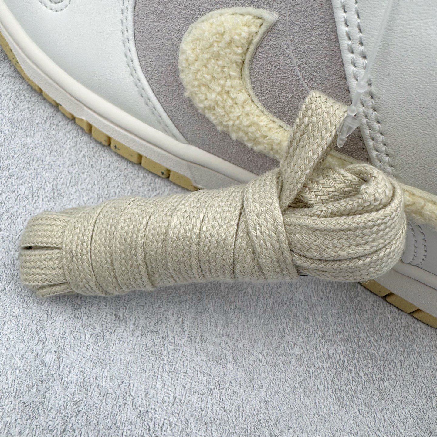 图片[22]-＃KZ神版 NK SB Dunk Low\\\”Year of the Rabbit\\\” CNY中国年兔年广州限定米白棕 FD4203-211 毫无疑问市场中端王者 全码福利开炸 长期补货价格一步到位 毫无疑问市场中端王者 实力大厂出品 新配色陆续开发 利润个位数只为口碑 全套原纸板楦头开发 确保原汁原味 完美呈现DUNK版型 一比一鞋头弧度高度鞋身弧度 此版本只针对中端市场 皮料材质有所更替 其他数据细节工艺流程均保持一致 绝不口嗨 细节品控鞋型随意对比 独家私模官方第六代原厂航空铝磨具打磨大底 鞋头坡度极致还原 无解鞋型 原盒原配 圈内天花板工艺 原厂玻璃冲刀 超高清洁度 全鞋零毛边皮料切割 原厂中底布点胶 中底布拉帮走线遵循公司 尺码：36 36.5 37.5 38 38.5 39 40 40.5 41 42 42.5 43 44 44.5 45 46 47.5 48.5-选品中心