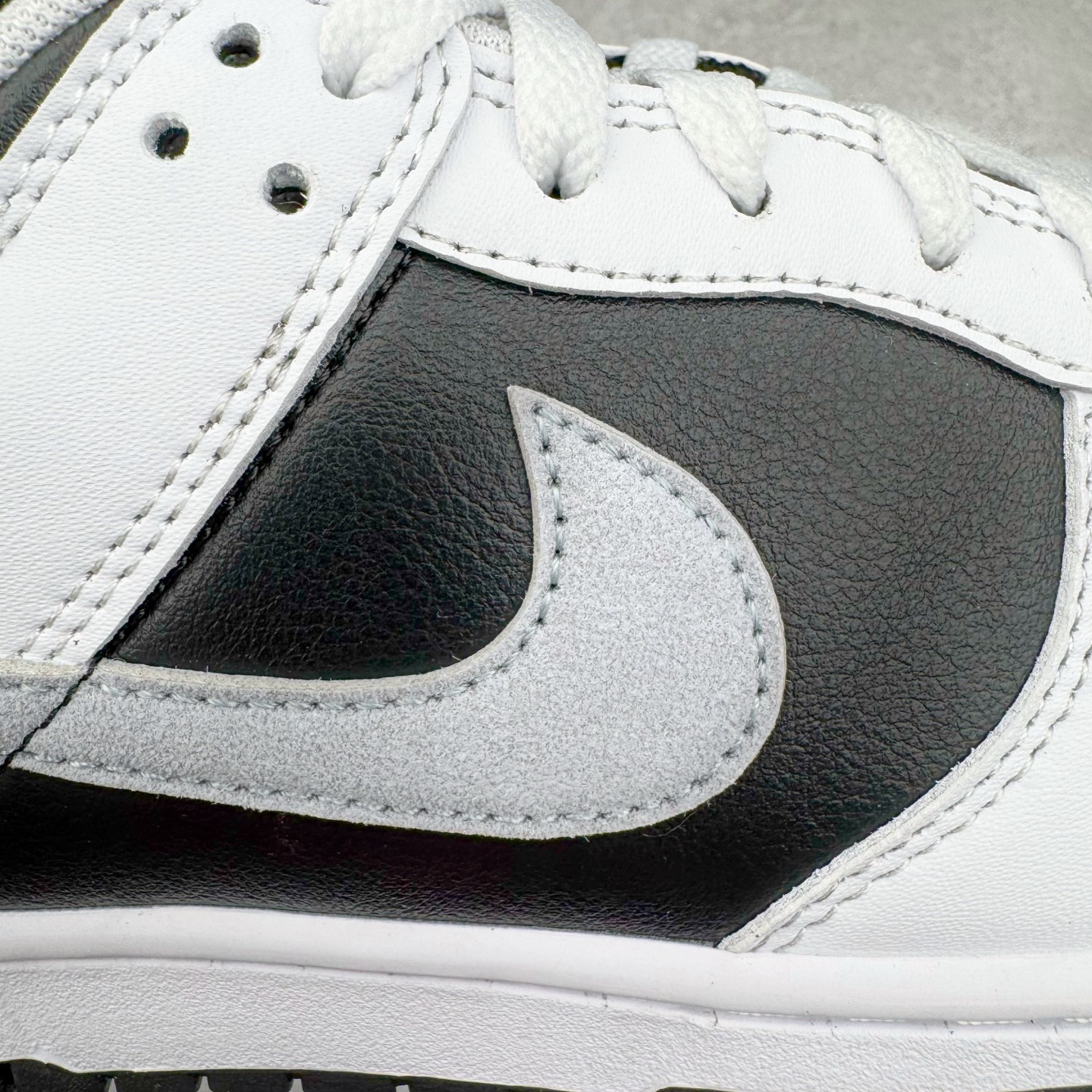 图片[17]-＃KZ神版 NK Dunk Low 白黑 IB4620-141 毫无疑问市场中端王者 全码福利开炸 长期补货价格一步到位 毫无疑问市场中端王者 实力大厂出品 新配色陆续开发 利润个位数只为口碑 全套原纸板楦头开发 确保原汁原味 完美呈现DUNK版型 一比一鞋头弧度高度鞋身弧度 此版本只针对中端市场 皮料材质有所更替 其他数据细节工艺流程均保持一致 绝不口嗨 细节品控鞋型随意对比 独家私模官方第六代原厂航空铝磨具打磨大底 鞋头坡度极致还原 无解鞋型 原盒原配 圈内天花板工艺 原厂玻璃冲刀 超高清洁度 全鞋零毛边皮料切割 原厂中底布点胶 中底布拉帮走线遵循公司 尺码：36 36.5 37.5 38 38.5 39 40 40.5 41 42 42.5 43 44 44.5 45 46 47.5 48.5-选品中心