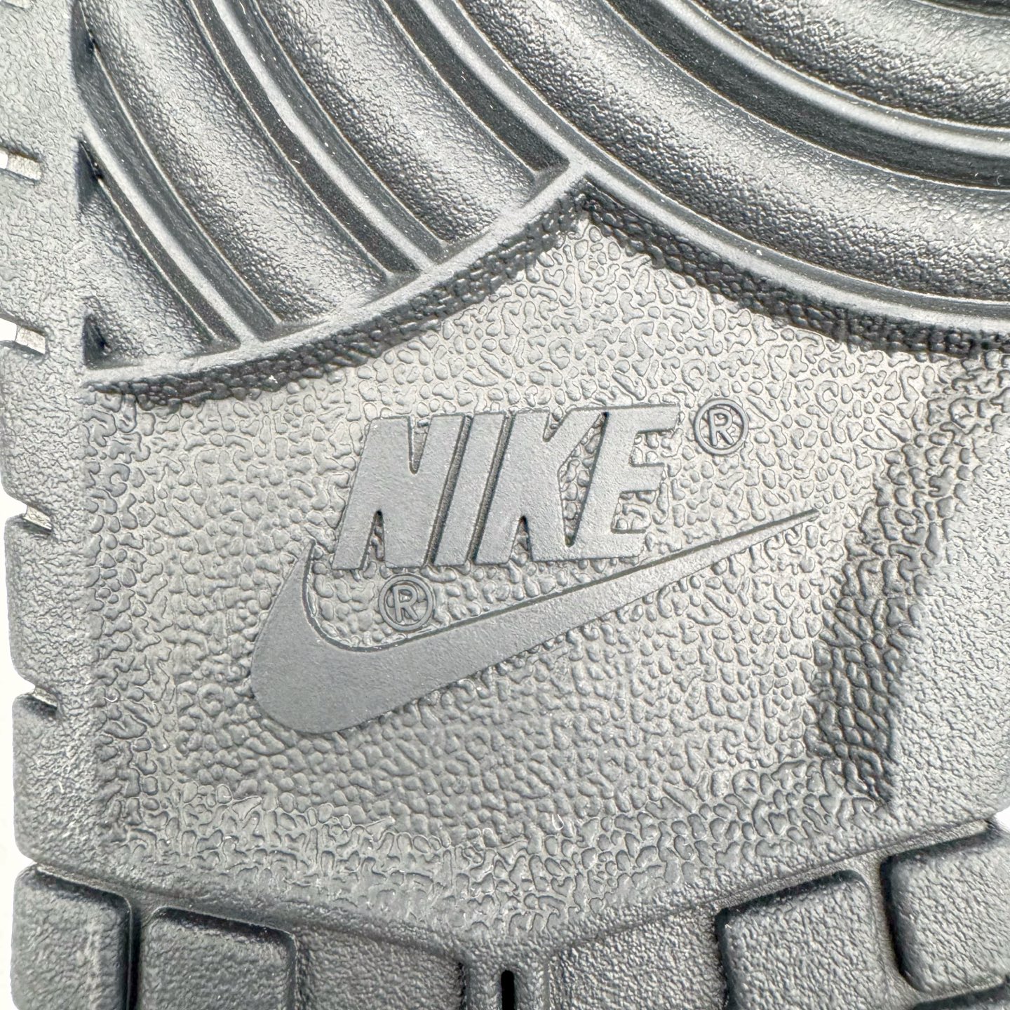 图片[19]-＃KZ神版 NK Dunk Low 白黑 IB4620-141 毫无疑问市场中端王者 全码福利开炸 长期补货价格一步到位 毫无疑问市场中端王者 实力大厂出品 新配色陆续开发 利润个位数只为口碑 全套原纸板楦头开发 确保原汁原味 完美呈现DUNK版型 一比一鞋头弧度高度鞋身弧度 此版本只针对中端市场 皮料材质有所更替 其他数据细节工艺流程均保持一致 绝不口嗨 细节品控鞋型随意对比 独家私模官方第六代原厂航空铝磨具打磨大底 鞋头坡度极致还原 无解鞋型 原盒原配 圈内天花板工艺 原厂玻璃冲刀 超高清洁度 全鞋零毛边皮料切割 原厂中底布点胶 中底布拉帮走线遵循公司 尺码：36 36.5 37.5 38 38.5 39 40 40.5 41 42 42.5 43 44 44.5 45 46 47.5 48.5-选品中心