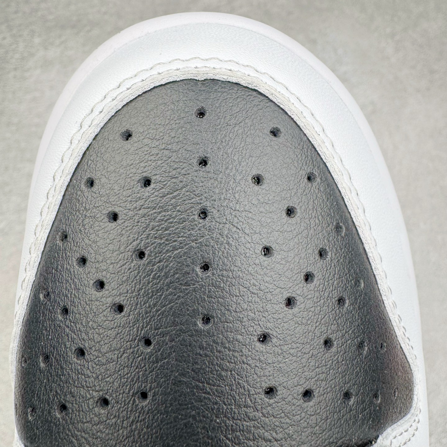 图片[15]-＃KZ神版 NK Dunk Low 白黑 IB4620-141 毫无疑问市场中端王者 全码福利开炸 长期补货价格一步到位 毫无疑问市场中端王者 实力大厂出品 新配色陆续开发 利润个位数只为口碑 全套原纸板楦头开发 确保原汁原味 完美呈现DUNK版型 一比一鞋头弧度高度鞋身弧度 此版本只针对中端市场 皮料材质有所更替 其他数据细节工艺流程均保持一致 绝不口嗨 细节品控鞋型随意对比 独家私模官方第六代原厂航空铝磨具打磨大底 鞋头坡度极致还原 无解鞋型 原盒原配 圈内天花板工艺 原厂玻璃冲刀 超高清洁度 全鞋零毛边皮料切割 原厂中底布点胶 中底布拉帮走线遵循公司 尺码：36 36.5 37.5 38 38.5 39 40 40.5 41 42 42.5 43 44 44.5 45 46 47.5 48.5-选品中心