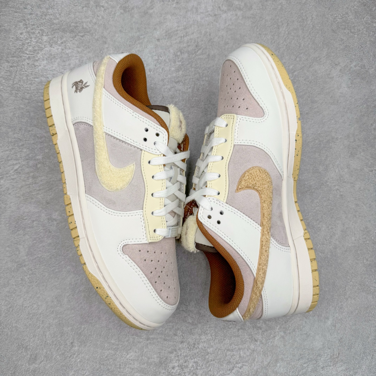 图片[3]-＃KZ神版 NK SB Dunk Low\\\”Year of the Rabbit\\\” CNY中国年兔年广州限定米白棕 FD4203-211 毫无疑问市场中端王者 全码福利开炸 长期补货价格一步到位 毫无疑问市场中端王者 实力大厂出品 新配色陆续开发 利润个位数只为口碑 全套原纸板楦头开发 确保原汁原味 完美呈现DUNK版型 一比一鞋头弧度高度鞋身弧度 此版本只针对中端市场 皮料材质有所更替 其他数据细节工艺流程均保持一致 绝不口嗨 细节品控鞋型随意对比 独家私模官方第六代原厂航空铝磨具打磨大底 鞋头坡度极致还原 无解鞋型 原盒原配 圈内天花板工艺 原厂玻璃冲刀 超高清洁度 全鞋零毛边皮料切割 原厂中底布点胶 中底布拉帮走线遵循公司 尺码：36 36.5 37.5 38 38.5 39 40 40.5 41 42 42.5 43 44 44.5 45 46 47.5 48.5-选品中心