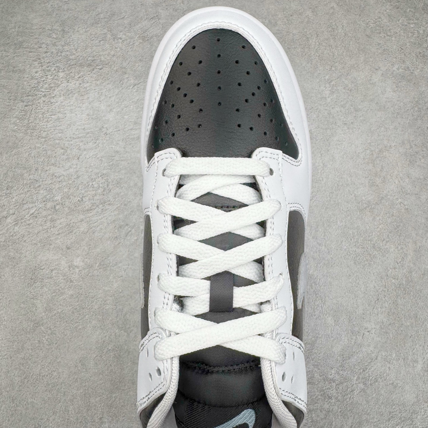 图片[4]-＃KZ神版 NK Dunk Low 白黑 IB4620-141 毫无疑问市场中端王者 全码福利开炸 长期补货价格一步到位 毫无疑问市场中端王者 实力大厂出品 新配色陆续开发 利润个位数只为口碑 全套原纸板楦头开发 确保原汁原味 完美呈现DUNK版型 一比一鞋头弧度高度鞋身弧度 此版本只针对中端市场 皮料材质有所更替 其他数据细节工艺流程均保持一致 绝不口嗨 细节品控鞋型随意对比 独家私模官方第六代原厂航空铝磨具打磨大底 鞋头坡度极致还原 无解鞋型 原盒原配 圈内天花板工艺 原厂玻璃冲刀 超高清洁度 全鞋零毛边皮料切割 原厂中底布点胶 中底布拉帮走线遵循公司 尺码：36 36.5 37.5 38 38.5 39 40 40.5 41 42 42.5 43 44 44.5 45 46 47.5 48.5-选品中心