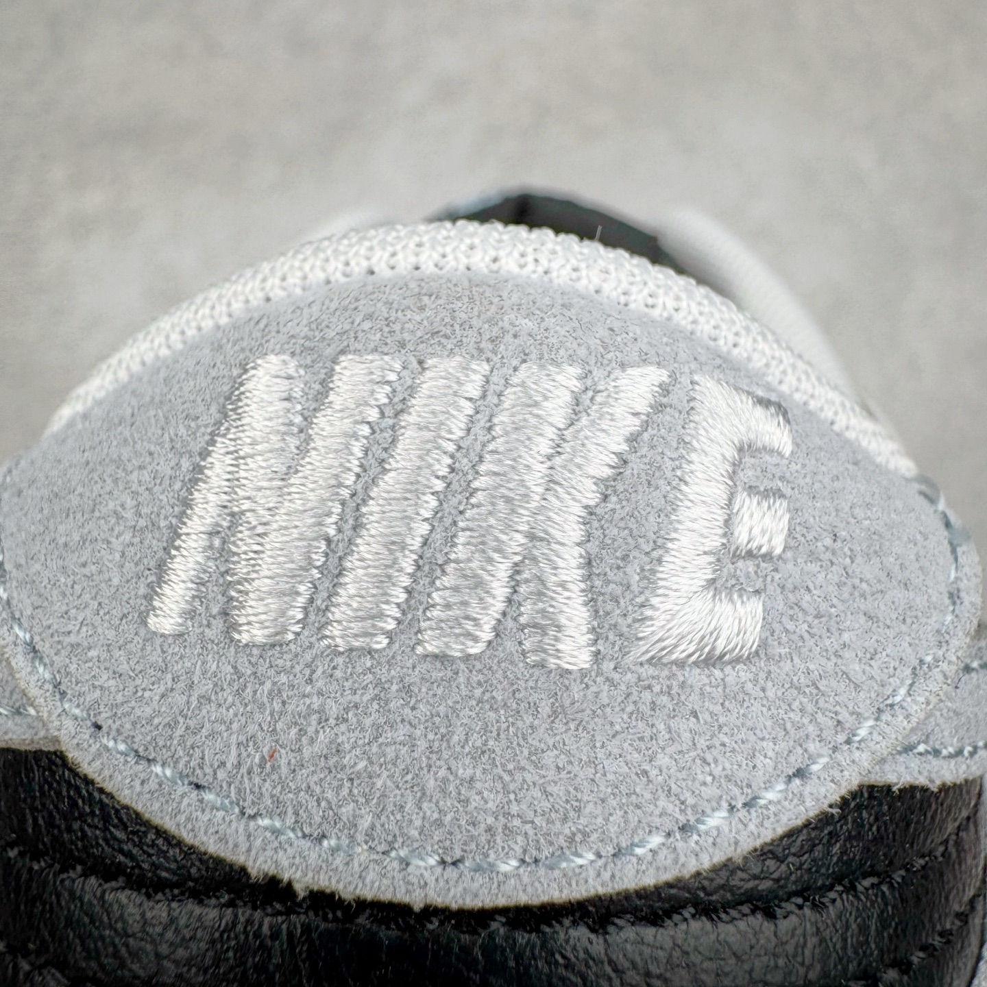 图片[16]-＃KZ神版 NK Dunk Low 白黑 IB4620-141 毫无疑问市场中端王者 全码福利开炸 长期补货价格一步到位 毫无疑问市场中端王者 实力大厂出品 新配色陆续开发 利润个位数只为口碑 全套原纸板楦头开发 确保原汁原味 完美呈现DUNK版型 一比一鞋头弧度高度鞋身弧度 此版本只针对中端市场 皮料材质有所更替 其他数据细节工艺流程均保持一致 绝不口嗨 细节品控鞋型随意对比 独家私模官方第六代原厂航空铝磨具打磨大底 鞋头坡度极致还原 无解鞋型 原盒原配 圈内天花板工艺 原厂玻璃冲刀 超高清洁度 全鞋零毛边皮料切割 原厂中底布点胶 中底布拉帮走线遵循公司 尺码：36 36.5 37.5 38 38.5 39 40 40.5 41 42 42.5 43 44 44.5 45 46 47.5 48.5-选品中心