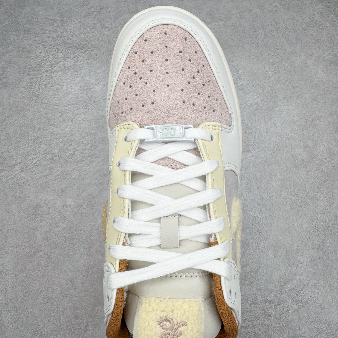 图片[4]-＃KZ神版 NK SB Dunk Low\\\”Year of the Rabbit\\\” CNY中国年兔年广州限定米白棕 FD4203-211 毫无疑问市场中端王者 全码福利开炸 长期补货价格一步到位 毫无疑问市场中端王者 实力大厂出品 新配色陆续开发 利润个位数只为口碑 全套原纸板楦头开发 确保原汁原味 完美呈现DUNK版型 一比一鞋头弧度高度鞋身弧度 此版本只针对中端市场 皮料材质有所更替 其他数据细节工艺流程均保持一致 绝不口嗨 细节品控鞋型随意对比 独家私模官方第六代原厂航空铝磨具打磨大底 鞋头坡度极致还原 无解鞋型 原盒原配 圈内天花板工艺 原厂玻璃冲刀 超高清洁度 全鞋零毛边皮料切割 原厂中底布点胶 中底布拉帮走线遵循公司 尺码：36 36.5 37.5 38 38.5 39 40 40.5 41 42 42.5 43 44 44.5 45 46 47.5 48.5-选品中心