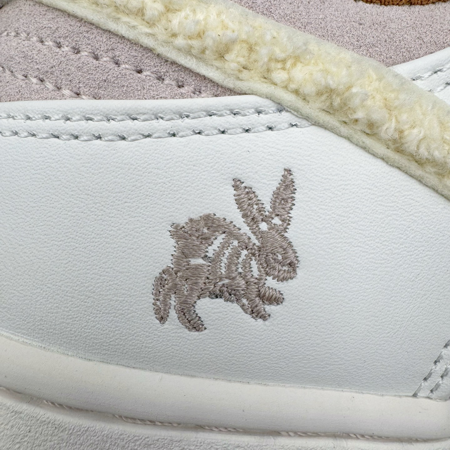 图片[14]-＃KZ神版 NK SB Dunk Low\\\”Year of the Rabbit\\\” CNY中国年兔年广州限定米白棕 FD4203-211 毫无疑问市场中端王者 全码福利开炸 长期补货价格一步到位 毫无疑问市场中端王者 实力大厂出品 新配色陆续开发 利润个位数只为口碑 全套原纸板楦头开发 确保原汁原味 完美呈现DUNK版型 一比一鞋头弧度高度鞋身弧度 此版本只针对中端市场 皮料材质有所更替 其他数据细节工艺流程均保持一致 绝不口嗨 细节品控鞋型随意对比 独家私模官方第六代原厂航空铝磨具打磨大底 鞋头坡度极致还原 无解鞋型 原盒原配 圈内天花板工艺 原厂玻璃冲刀 超高清洁度 全鞋零毛边皮料切割 原厂中底布点胶 中底布拉帮走线遵循公司 尺码：36 36.5 37.5 38 38.5 39 40 40.5 41 42 42.5 43 44 44.5 45 46 47.5 48.5-选品中心