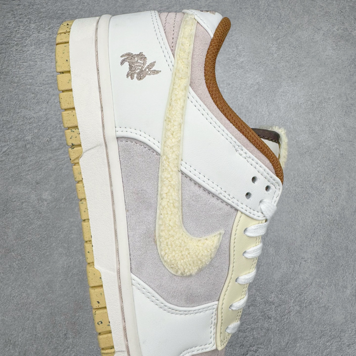 图片[6]-＃KZ神版 NK SB Dunk Low\\\”Year of the Rabbit\\\” CNY中国年兔年广州限定米白棕 FD4203-211 毫无疑问市场中端王者 全码福利开炸 长期补货价格一步到位 毫无疑问市场中端王者 实力大厂出品 新配色陆续开发 利润个位数只为口碑 全套原纸板楦头开发 确保原汁原味 完美呈现DUNK版型 一比一鞋头弧度高度鞋身弧度 此版本只针对中端市场 皮料材质有所更替 其他数据细节工艺流程均保持一致 绝不口嗨 细节品控鞋型随意对比 独家私模官方第六代原厂航空铝磨具打磨大底 鞋头坡度极致还原 无解鞋型 原盒原配 圈内天花板工艺 原厂玻璃冲刀 超高清洁度 全鞋零毛边皮料切割 原厂中底布点胶 中底布拉帮走线遵循公司 尺码：36 36.5 37.5 38 38.5 39 40 40.5 41 42 42.5 43 44 44.5 45 46 47.5 48.5-选品中心