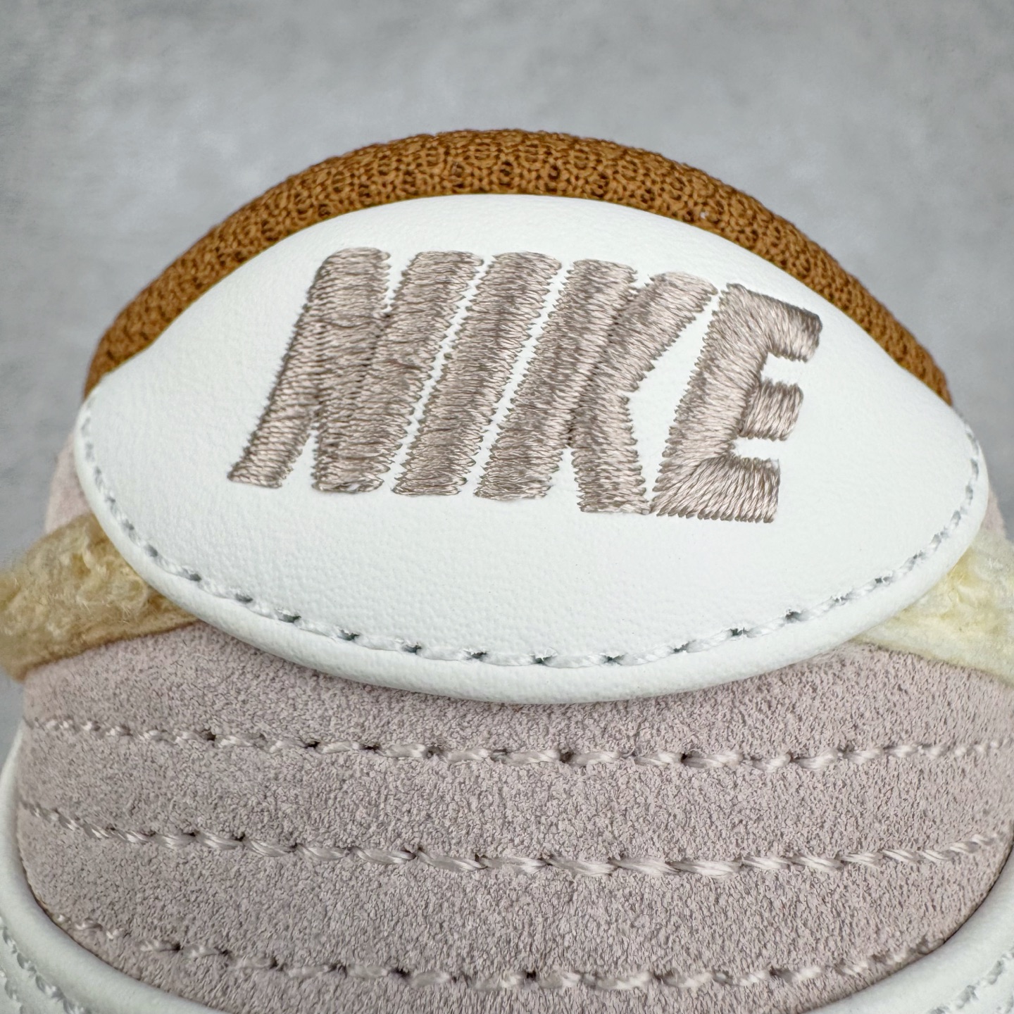 图片[10]-＃KZ神版 NK SB Dunk Low\\\”Year of the Rabbit\\\” CNY中国年兔年广州限定米白棕 FD4203-211 毫无疑问市场中端王者 全码福利开炸 长期补货价格一步到位 毫无疑问市场中端王者 实力大厂出品 新配色陆续开发 利润个位数只为口碑 全套原纸板楦头开发 确保原汁原味 完美呈现DUNK版型 一比一鞋头弧度高度鞋身弧度 此版本只针对中端市场 皮料材质有所更替 其他数据细节工艺流程均保持一致 绝不口嗨 细节品控鞋型随意对比 独家私模官方第六代原厂航空铝磨具打磨大底 鞋头坡度极致还原 无解鞋型 原盒原配 圈内天花板工艺 原厂玻璃冲刀 超高清洁度 全鞋零毛边皮料切割 原厂中底布点胶 中底布拉帮走线遵循公司 尺码：36 36.5 37.5 38 38.5 39 40 40.5 41 42 42.5 43 44 44.5 45 46 47.5 48.5-选品中心