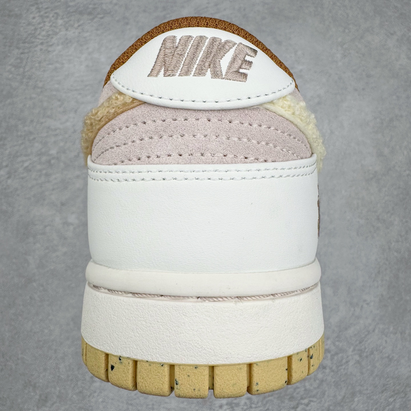 图片[8]-＃KZ神版 NK SB Dunk Low\\\”Year of the Rabbit\\\” CNY中国年兔年广州限定米白棕 FD4203-211 毫无疑问市场中端王者 全码福利开炸 长期补货价格一步到位 毫无疑问市场中端王者 实力大厂出品 新配色陆续开发 利润个位数只为口碑 全套原纸板楦头开发 确保原汁原味 完美呈现DUNK版型 一比一鞋头弧度高度鞋身弧度 此版本只针对中端市场 皮料材质有所更替 其他数据细节工艺流程均保持一致 绝不口嗨 细节品控鞋型随意对比 独家私模官方第六代原厂航空铝磨具打磨大底 鞋头坡度极致还原 无解鞋型 原盒原配 圈内天花板工艺 原厂玻璃冲刀 超高清洁度 全鞋零毛边皮料切割 原厂中底布点胶 中底布拉帮走线遵循公司 尺码：36 36.5 37.5 38 38.5 39 40 40.5 41 42 42.5 43 44 44.5 45 46 47.5 48.5-选品中心