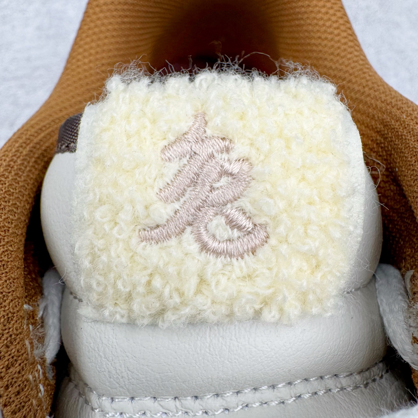 图片[17]-＃KZ神版 NK SB Dunk Low\\\”Year of the Rabbit\\\” CNY中国年兔年广州限定米白棕 FD4203-211 毫无疑问市场中端王者 全码福利开炸 长期补货价格一步到位 毫无疑问市场中端王者 实力大厂出品 新配色陆续开发 利润个位数只为口碑 全套原纸板楦头开发 确保原汁原味 完美呈现DUNK版型 一比一鞋头弧度高度鞋身弧度 此版本只针对中端市场 皮料材质有所更替 其他数据细节工艺流程均保持一致 绝不口嗨 细节品控鞋型随意对比 独家私模官方第六代原厂航空铝磨具打磨大底 鞋头坡度极致还原 无解鞋型 原盒原配 圈内天花板工艺 原厂玻璃冲刀 超高清洁度 全鞋零毛边皮料切割 原厂中底布点胶 中底布拉帮走线遵循公司 尺码：36 36.5 37.5 38 38.5 39 40 40.5 41 42 42.5 43 44 44.5 45 46 47.5 48.5-选品中心