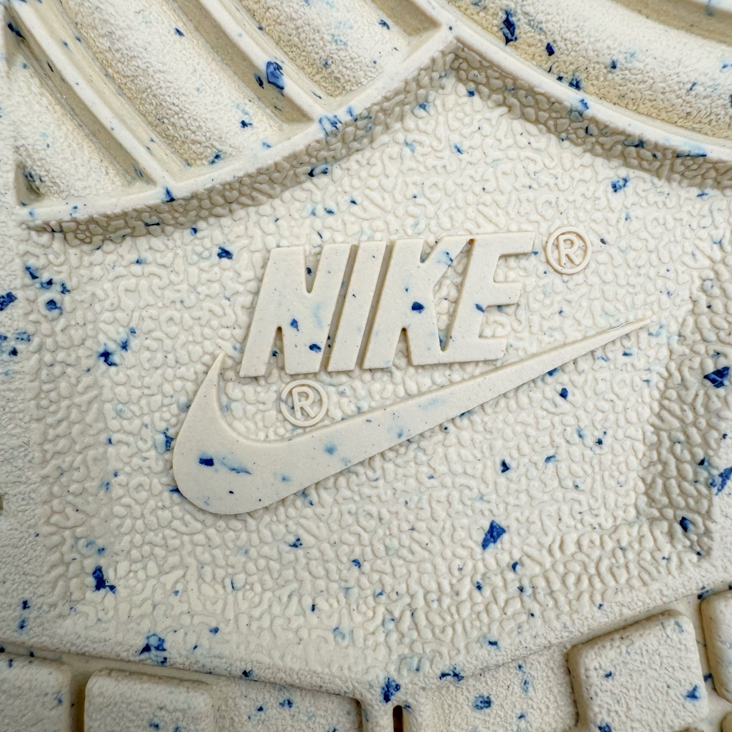 图片[11]-＃KZ神版 NK SB Dunk Low\\\”Year of the Rabbit\\\” CNY中国年兔年广州限定米白棕 FD4203-211 毫无疑问市场中端王者 全码福利开炸 长期补货价格一步到位 毫无疑问市场中端王者 实力大厂出品 新配色陆续开发 利润个位数只为口碑 全套原纸板楦头开发 确保原汁原味 完美呈现DUNK版型 一比一鞋头弧度高度鞋身弧度 此版本只针对中端市场 皮料材质有所更替 其他数据细节工艺流程均保持一致 绝不口嗨 细节品控鞋型随意对比 独家私模官方第六代原厂航空铝磨具打磨大底 鞋头坡度极致还原 无解鞋型 原盒原配 圈内天花板工艺 原厂玻璃冲刀 超高清洁度 全鞋零毛边皮料切割 原厂中底布点胶 中底布拉帮走线遵循公司 尺码：36 36.5 37.5 38 38.5 39 40 40.5 41 42 42.5 43 44 44.5 45 46 47.5 48.5-选品中心