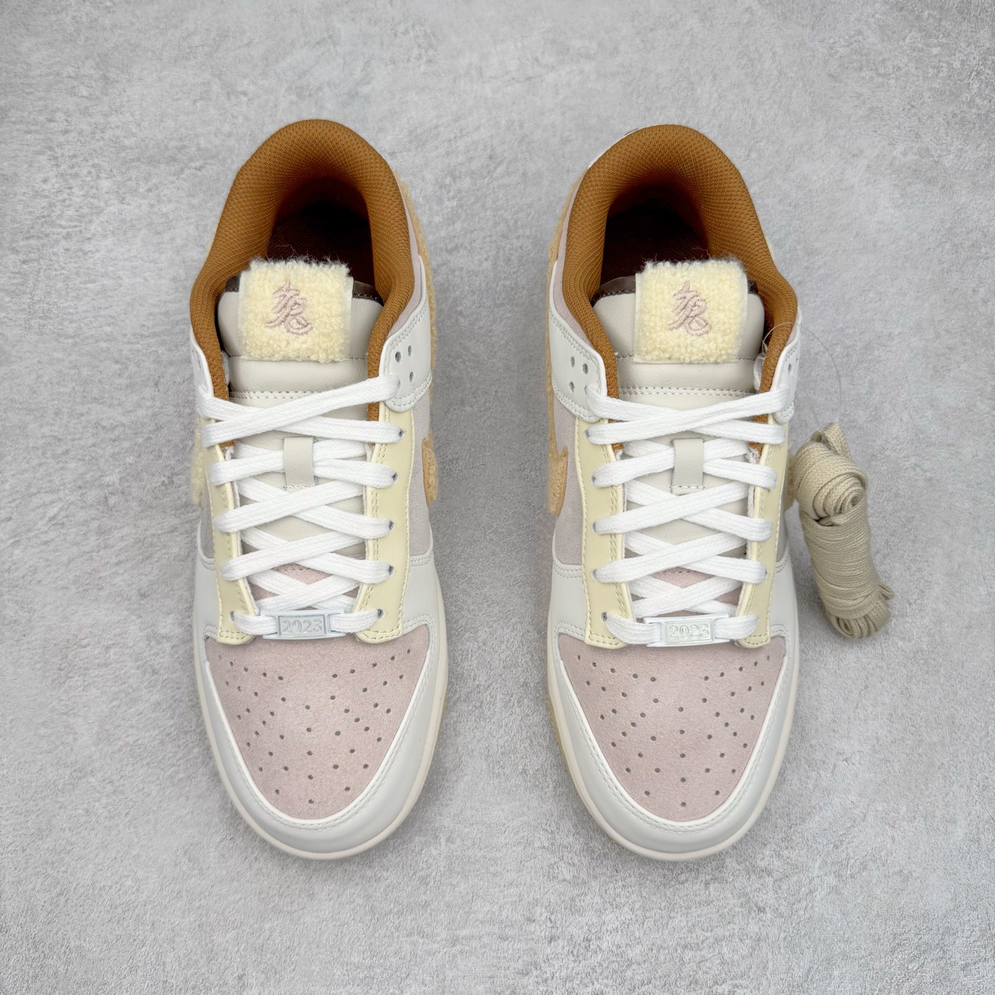 图片[2]-＃KZ神版 NK SB Dunk Low\\\”Year of the Rabbit\\\” CNY中国年兔年广州限定米白棕 FD4203-211 毫无疑问市场中端王者 全码福利开炸 长期补货价格一步到位 毫无疑问市场中端王者 实力大厂出品 新配色陆续开发 利润个位数只为口碑 全套原纸板楦头开发 确保原汁原味 完美呈现DUNK版型 一比一鞋头弧度高度鞋身弧度 此版本只针对中端市场 皮料材质有所更替 其他数据细节工艺流程均保持一致 绝不口嗨 细节品控鞋型随意对比 独家私模官方第六代原厂航空铝磨具打磨大底 鞋头坡度极致还原 无解鞋型 原盒原配 圈内天花板工艺 原厂玻璃冲刀 超高清洁度 全鞋零毛边皮料切割 原厂中底布点胶 中底布拉帮走线遵循公司 尺码：36 36.5 37.5 38 38.5 39 40 40.5 41 42 42.5 43 44 44.5 45 46 47.5 48.5-选品中心