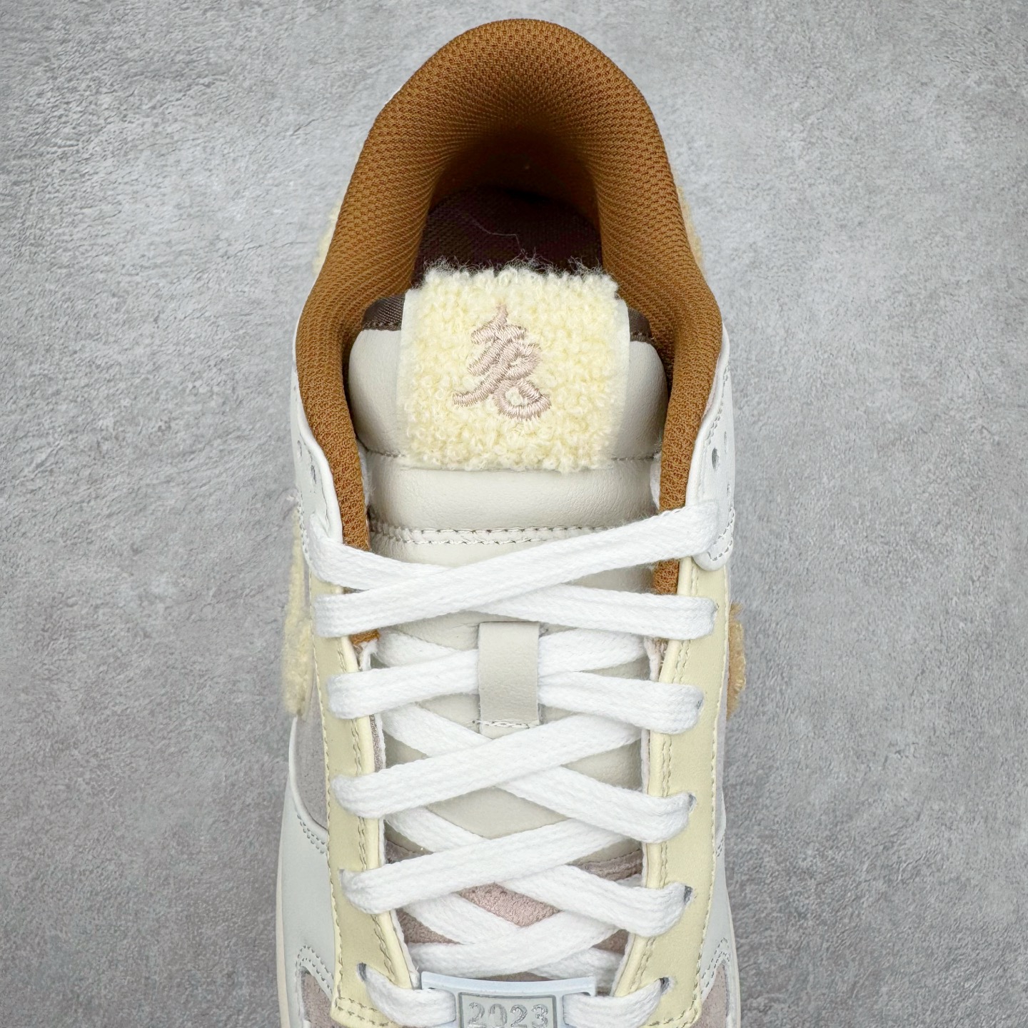 图片[5]-＃KZ神版 NK SB Dunk Low\\\”Year of the Rabbit\\\” CNY中国年兔年广州限定米白棕 FD4203-211 毫无疑问市场中端王者 全码福利开炸 长期补货价格一步到位 毫无疑问市场中端王者 实力大厂出品 新配色陆续开发 利润个位数只为口碑 全套原纸板楦头开发 确保原汁原味 完美呈现DUNK版型 一比一鞋头弧度高度鞋身弧度 此版本只针对中端市场 皮料材质有所更替 其他数据细节工艺流程均保持一致 绝不口嗨 细节品控鞋型随意对比 独家私模官方第六代原厂航空铝磨具打磨大底 鞋头坡度极致还原 无解鞋型 原盒原配 圈内天花板工艺 原厂玻璃冲刀 超高清洁度 全鞋零毛边皮料切割 原厂中底布点胶 中底布拉帮走线遵循公司 尺码：36 36.5 37.5 38 38.5 39 40 40.5 41 42 42.5 43 44 44.5 45 46 47.5 48.5-选品中心