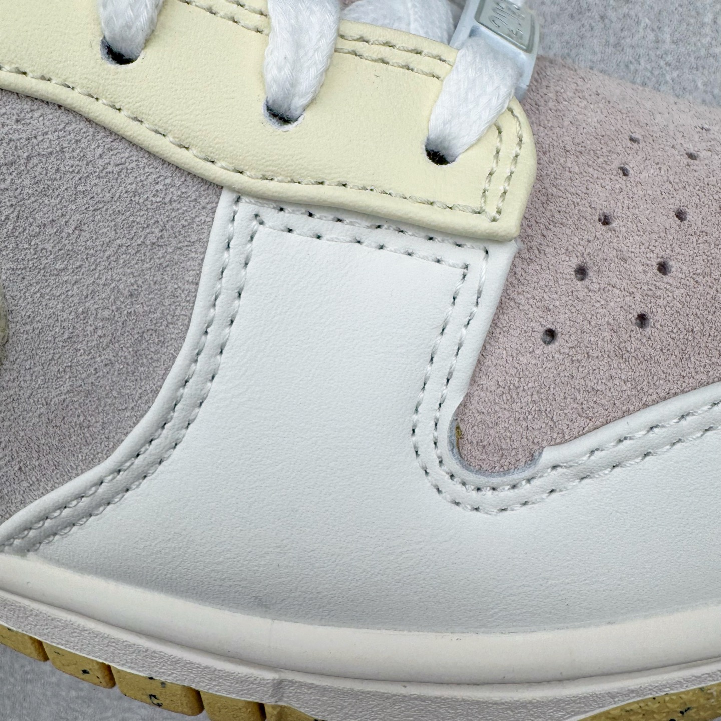 图片[13]-＃KZ神版 NK SB Dunk Low\\\”Year of the Rabbit\\\” CNY中国年兔年广州限定米白棕 FD4203-211 毫无疑问市场中端王者 全码福利开炸 长期补货价格一步到位 毫无疑问市场中端王者 实力大厂出品 新配色陆续开发 利润个位数只为口碑 全套原纸板楦头开发 确保原汁原味 完美呈现DUNK版型 一比一鞋头弧度高度鞋身弧度 此版本只针对中端市场 皮料材质有所更替 其他数据细节工艺流程均保持一致 绝不口嗨 细节品控鞋型随意对比 独家私模官方第六代原厂航空铝磨具打磨大底 鞋头坡度极致还原 无解鞋型 原盒原配 圈内天花板工艺 原厂玻璃冲刀 超高清洁度 全鞋零毛边皮料切割 原厂中底布点胶 中底布拉帮走线遵循公司 尺码：36 36.5 37.5 38 38.5 39 40 40.5 41 42 42.5 43 44 44.5 45 46 47.5 48.5-选品中心