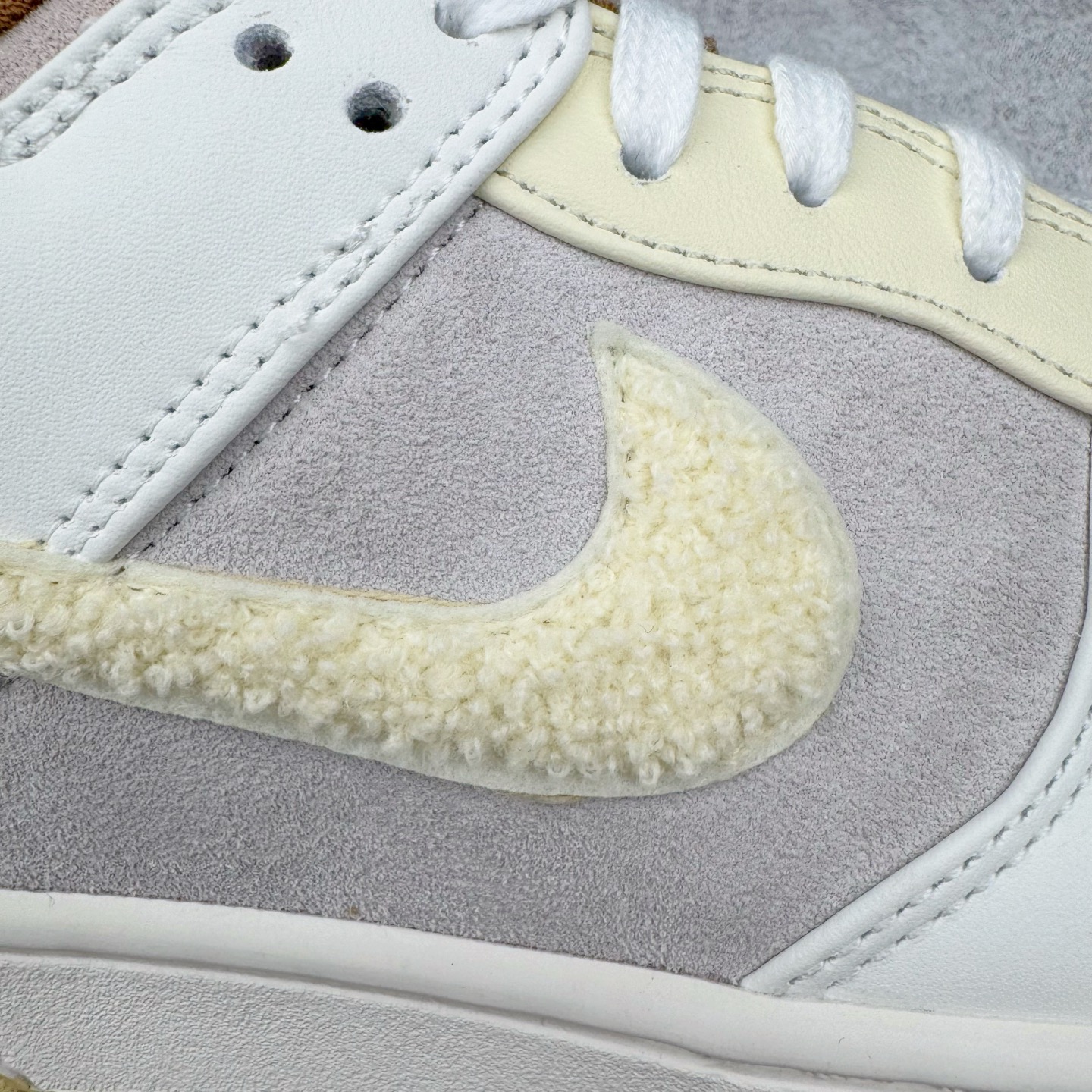 图片[12]-＃KZ神版 NK SB Dunk Low\\\”Year of the Rabbit\\\” CNY中国年兔年广州限定米白棕 FD4203-211 毫无疑问市场中端王者 全码福利开炸 长期补货价格一步到位 毫无疑问市场中端王者 实力大厂出品 新配色陆续开发 利润个位数只为口碑 全套原纸板楦头开发 确保原汁原味 完美呈现DUNK版型 一比一鞋头弧度高度鞋身弧度 此版本只针对中端市场 皮料材质有所更替 其他数据细节工艺流程均保持一致 绝不口嗨 细节品控鞋型随意对比 独家私模官方第六代原厂航空铝磨具打磨大底 鞋头坡度极致还原 无解鞋型 原盒原配 圈内天花板工艺 原厂玻璃冲刀 超高清洁度 全鞋零毛边皮料切割 原厂中底布点胶 中底布拉帮走线遵循公司 尺码：36 36.5 37.5 38 38.5 39 40 40.5 41 42 42.5 43 44 44.5 45 46 47.5 48.5-选品中心