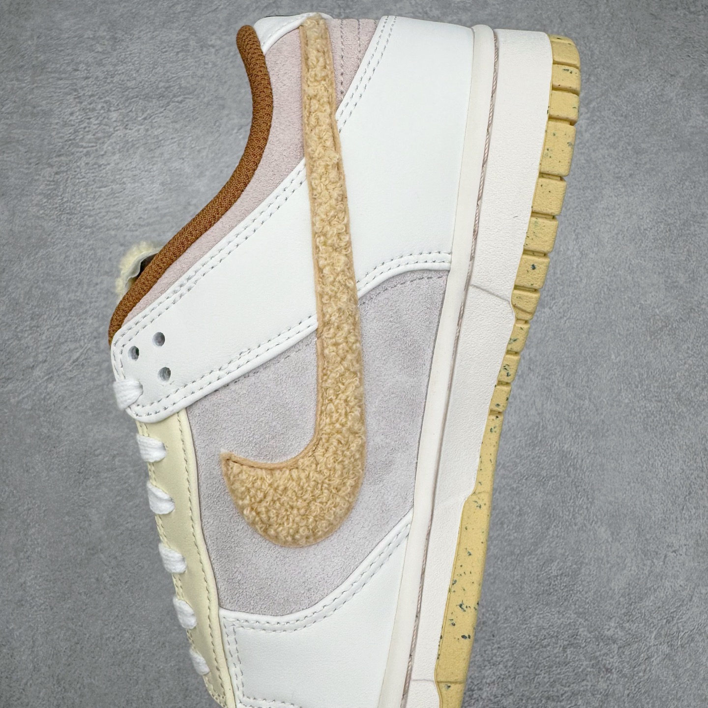 图片[7]-＃KZ神版 NK SB Dunk Low\\\”Year of the Rabbit\\\” CNY中国年兔年广州限定米白棕 FD4203-211 毫无疑问市场中端王者 全码福利开炸 长期补货价格一步到位 毫无疑问市场中端王者 实力大厂出品 新配色陆续开发 利润个位数只为口碑 全套原纸板楦头开发 确保原汁原味 完美呈现DUNK版型 一比一鞋头弧度高度鞋身弧度 此版本只针对中端市场 皮料材质有所更替 其他数据细节工艺流程均保持一致 绝不口嗨 细节品控鞋型随意对比 独家私模官方第六代原厂航空铝磨具打磨大底 鞋头坡度极致还原 无解鞋型 原盒原配 圈内天花板工艺 原厂玻璃冲刀 超高清洁度 全鞋零毛边皮料切割 原厂中底布点胶 中底布拉帮走线遵循公司 尺码：36 36.5 37.5 38 38.5 39 40 40.5 41 42 42.5 43 44 44.5 45 46 47.5 48.5-选品中心