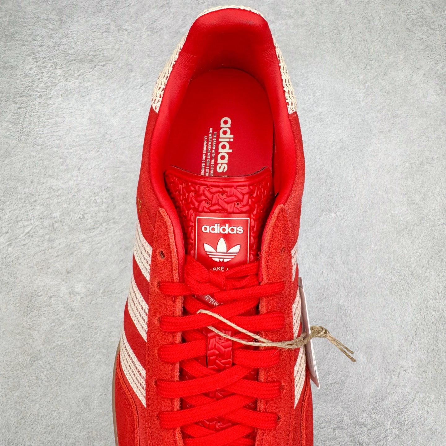图片[5]-＃KZ神版 AD Original Gazelle Indoor Trainers 瞪羚室内鞋系列低帮复古百搭休闲运动德训风板鞋 JI2756 独家前帮工艺加持 全套原纸板楦头开发 每道工序同步公司流程 确保原汁原味 完美呈现原鞋版型 原厂高频磨具加持 精准内部资源对接 Logo字体百分百还原 原厂特供纳米纤维板 区别市面劣质纸板中底 原厂海玻璃鞋垫 中置乳胶足弓支撑垫 正确3/2横条宽版背胶 一比一鞋头弧度高度鞋身弧度 烫金亮度高频深浅同步原鞋 独家私模最大47.5 半透明橡胶大底 原厂定制长毛翻毛皮组合环保纤维革鞋面 原厂港宝加持定型后跟R度完美 原厂高频磨具加持 Logo字体 凹凸明显 轮廓分明 描漆定位精准 三道杠为尖角45°锯齿状 高频立体感很强 区别圆形锯齿 已最大程度还原公司 欢迎对比 将复古进行到底 简约流畅 三十年不变经典 这款Gazelle运动鞋 无论面料、配色、质感或设计 都只在重现其1991年原款的经典 皮革鞋面 撞色三条纹和鞋跟标的设计 力求呈现90年代的经典复古风潮 Samba火热的同时 也带动了其它的复古鞋型 Gazelle便是其中一只 Gazelle Indoor拥有包边更宽的T字型鞋头 更好的保护运动员的前掌 浓浓的复古氛围感 非常适合现在流行的Cleanfit风格 尺码：35.5 36 36.5 37 38 38.5 39 40 40.5 41 42 42.5 43 44-选品中心