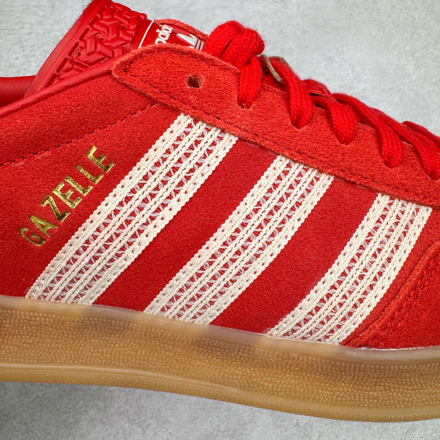 图片[17]-＃KZ神版 AD Original Gazelle Indoor Trainers 瞪羚室内鞋系列低帮复古百搭休闲运动德训风板鞋 JI2756 独家前帮工艺加持 全套原纸板楦头开发 每道工序同步公司流程 确保原汁原味 完美呈现原鞋版型 原厂高频磨具加持 精准内部资源对接 Logo字体百分百还原 原厂特供纳米纤维板 区别市面劣质纸板中底 原厂海玻璃鞋垫 中置乳胶足弓支撑垫 正确3/2横条宽版背胶 一比一鞋头弧度高度鞋身弧度 烫金亮度高频深浅同步原鞋 独家私模最大47.5 半透明橡胶大底 原厂定制长毛翻毛皮组合环保纤维革鞋面 原厂港宝加持定型后跟R度完美 原厂高频磨具加持 Logo字体 凹凸明显 轮廓分明 描漆定位精准 三道杠为尖角45°锯齿状 高频立体感很强 区别圆形锯齿 已最大程度还原公司 欢迎对比 将复古进行到底 简约流畅 三十年不变经典 这款Gazelle运动鞋 无论面料、配色、质感或设计 都只在重现其1991年原款的经典 皮革鞋面 撞色三条纹和鞋跟标的设计 力求呈现90年代的经典复古风潮 Samba火热的同时 也带动了其它的复古鞋型 Gazelle便是其中一只 Gazelle Indoor拥有包边更宽的T字型鞋头 更好的保护运动员的前掌 浓浓的复古氛围感 非常适合现在流行的Cleanfit风格 尺码：35.5 36 36.5 37 38 38.5 39 40 40.5 41 42 42.5 43 44-选品中心