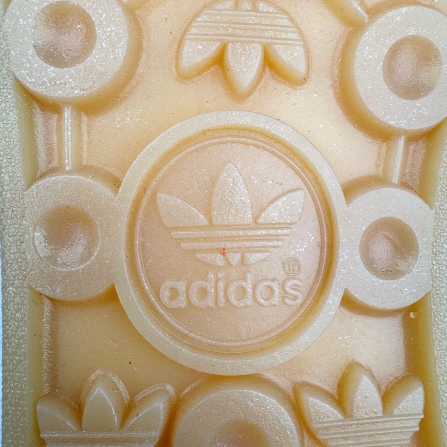 图片[18]-＃KZ神版 AD Original Gazelle Indoor Trainers 瞪羚室内鞋系列低帮复古百搭休闲运动德训风板鞋 JI2756 独家前帮工艺加持 全套原纸板楦头开发 每道工序同步公司流程 确保原汁原味 完美呈现原鞋版型 原厂高频磨具加持 精准内部资源对接 Logo字体百分百还原 原厂特供纳米纤维板 区别市面劣质纸板中底 原厂海玻璃鞋垫 中置乳胶足弓支撑垫 正确3/2横条宽版背胶 一比一鞋头弧度高度鞋身弧度 烫金亮度高频深浅同步原鞋 独家私模最大47.5 半透明橡胶大底 原厂定制长毛翻毛皮组合环保纤维革鞋面 原厂港宝加持定型后跟R度完美 原厂高频磨具加持 Logo字体 凹凸明显 轮廓分明 描漆定位精准 三道杠为尖角45°锯齿状 高频立体感很强 区别圆形锯齿 已最大程度还原公司 欢迎对比 将复古进行到底 简约流畅 三十年不变经典 这款Gazelle运动鞋 无论面料、配色、质感或设计 都只在重现其1991年原款的经典 皮革鞋面 撞色三条纹和鞋跟标的设计 力求呈现90年代的经典复古风潮 Samba火热的同时 也带动了其它的复古鞋型 Gazelle便是其中一只 Gazelle Indoor拥有包边更宽的T字型鞋头 更好的保护运动员的前掌 浓浓的复古氛围感 非常适合现在流行的Cleanfit风格 尺码：35.5 36 36.5 37 38 38.5 39 40 40.5 41 42 42.5 43 44-选品中心