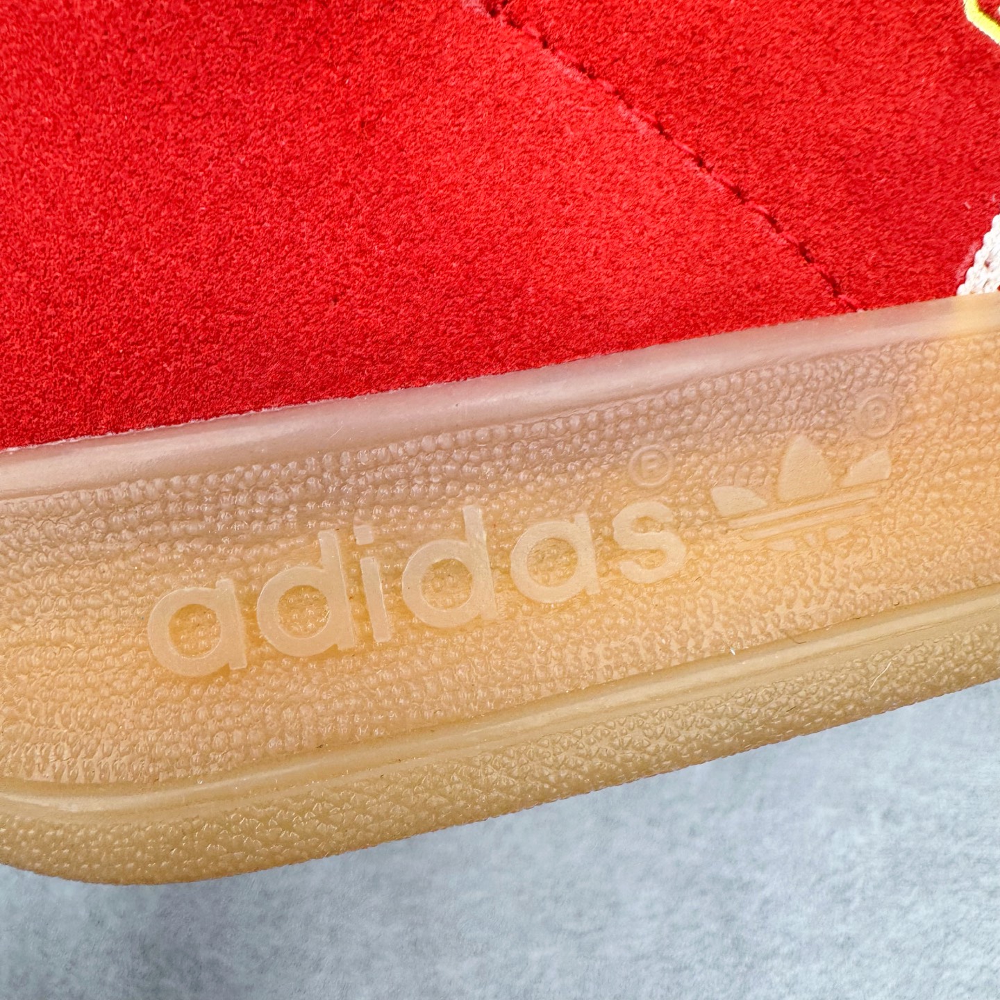 图片[15]-＃KZ神版 AD Original Gazelle Indoor Trainers 瞪羚室内鞋系列低帮复古百搭休闲运动德训风板鞋 JI2756 独家前帮工艺加持 全套原纸板楦头开发 每道工序同步公司流程 确保原汁原味 完美呈现原鞋版型 原厂高频磨具加持 精准内部资源对接 Logo字体百分百还原 原厂特供纳米纤维板 区别市面劣质纸板中底 原厂海玻璃鞋垫 中置乳胶足弓支撑垫 正确3/2横条宽版背胶 一比一鞋头弧度高度鞋身弧度 烫金亮度高频深浅同步原鞋 独家私模最大47.5 半透明橡胶大底 原厂定制长毛翻毛皮组合环保纤维革鞋面 原厂港宝加持定型后跟R度完美 原厂高频磨具加持 Logo字体 凹凸明显 轮廓分明 描漆定位精准 三道杠为尖角45°锯齿状 高频立体感很强 区别圆形锯齿 已最大程度还原公司 欢迎对比 将复古进行到底 简约流畅 三十年不变经典 这款Gazelle运动鞋 无论面料、配色、质感或设计 都只在重现其1991年原款的经典 皮革鞋面 撞色三条纹和鞋跟标的设计 力求呈现90年代的经典复古风潮 Samba火热的同时 也带动了其它的复古鞋型 Gazelle便是其中一只 Gazelle Indoor拥有包边更宽的T字型鞋头 更好的保护运动员的前掌 浓浓的复古氛围感 非常适合现在流行的Cleanfit风格 尺码：35.5 36 36.5 37 38 38.5 39 40 40.5 41 42 42.5 43 44-选品中心