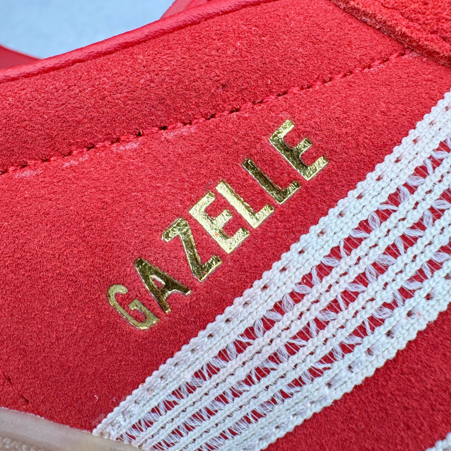 图片[16]-＃KZ神版 AD Original Gazelle Indoor Trainers 瞪羚室内鞋系列低帮复古百搭休闲运动德训风板鞋 JI2756 独家前帮工艺加持 全套原纸板楦头开发 每道工序同步公司流程 确保原汁原味 完美呈现原鞋版型 原厂高频磨具加持 精准内部资源对接 Logo字体百分百还原 原厂特供纳米纤维板 区别市面劣质纸板中底 原厂海玻璃鞋垫 中置乳胶足弓支撑垫 正确3/2横条宽版背胶 一比一鞋头弧度高度鞋身弧度 烫金亮度高频深浅同步原鞋 独家私模最大47.5 半透明橡胶大底 原厂定制长毛翻毛皮组合环保纤维革鞋面 原厂港宝加持定型后跟R度完美 原厂高频磨具加持 Logo字体 凹凸明显 轮廓分明 描漆定位精准 三道杠为尖角45°锯齿状 高频立体感很强 区别圆形锯齿 已最大程度还原公司 欢迎对比 将复古进行到底 简约流畅 三十年不变经典 这款Gazelle运动鞋 无论面料、配色、质感或设计 都只在重现其1991年原款的经典 皮革鞋面 撞色三条纹和鞋跟标的设计 力求呈现90年代的经典复古风潮 Samba火热的同时 也带动了其它的复古鞋型 Gazelle便是其中一只 Gazelle Indoor拥有包边更宽的T字型鞋头 更好的保护运动员的前掌 浓浓的复古氛围感 非常适合现在流行的Cleanfit风格 尺码：35.5 36 36.5 37 38 38.5 39 40 40.5 41 42 42.5 43 44-选品中心