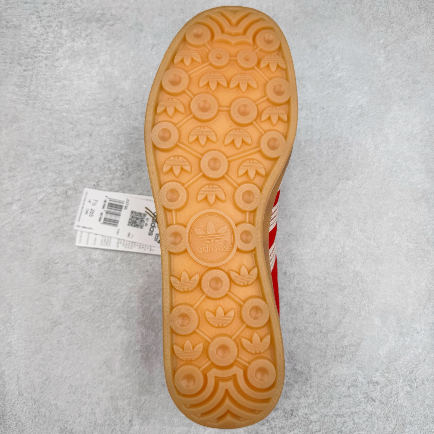 图片[9]-＃KZ神版 AD Original Gazelle Indoor Trainers 瞪羚室内鞋系列低帮复古百搭休闲运动德训风板鞋 JI2756 独家前帮工艺加持 全套原纸板楦头开发 每道工序同步公司流程 确保原汁原味 完美呈现原鞋版型 原厂高频磨具加持 精准内部资源对接 Logo字体百分百还原 原厂特供纳米纤维板 区别市面劣质纸板中底 原厂海玻璃鞋垫 中置乳胶足弓支撑垫 正确3/2横条宽版背胶 一比一鞋头弧度高度鞋身弧度 烫金亮度高频深浅同步原鞋 独家私模最大47.5 半透明橡胶大底 原厂定制长毛翻毛皮组合环保纤维革鞋面 原厂港宝加持定型后跟R度完美 原厂高频磨具加持 Logo字体 凹凸明显 轮廓分明 描漆定位精准 三道杠为尖角45°锯齿状 高频立体感很强 区别圆形锯齿 已最大程度还原公司 欢迎对比 将复古进行到底 简约流畅 三十年不变经典 这款Gazelle运动鞋 无论面料、配色、质感或设计 都只在重现其1991年原款的经典 皮革鞋面 撞色三条纹和鞋跟标的设计 力求呈现90年代的经典复古风潮 Samba火热的同时 也带动了其它的复古鞋型 Gazelle便是其中一只 Gazelle Indoor拥有包边更宽的T字型鞋头 更好的保护运动员的前掌 浓浓的复古氛围感 非常适合现在流行的Cleanfit风格 尺码：35.5 36 36.5 37 38 38.5 39 40 40.5 41 42 42.5 43 44-选品中心