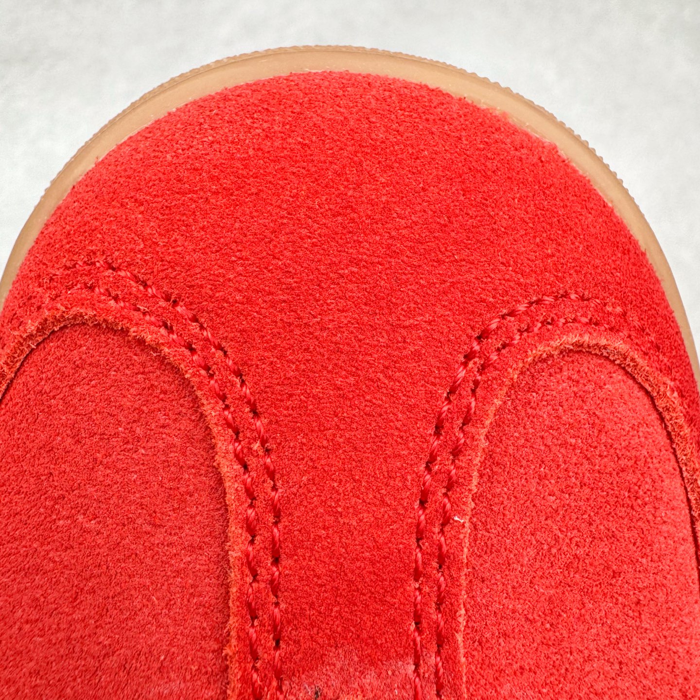 图片[14]-＃KZ神版 AD Original Gazelle Indoor Trainers 瞪羚室内鞋系列低帮复古百搭休闲运动德训风板鞋 JI2756 独家前帮工艺加持 全套原纸板楦头开发 每道工序同步公司流程 确保原汁原味 完美呈现原鞋版型 原厂高频磨具加持 精准内部资源对接 Logo字体百分百还原 原厂特供纳米纤维板 区别市面劣质纸板中底 原厂海玻璃鞋垫 中置乳胶足弓支撑垫 正确3/2横条宽版背胶 一比一鞋头弧度高度鞋身弧度 烫金亮度高频深浅同步原鞋 独家私模最大47.5 半透明橡胶大底 原厂定制长毛翻毛皮组合环保纤维革鞋面 原厂港宝加持定型后跟R度完美 原厂高频磨具加持 Logo字体 凹凸明显 轮廓分明 描漆定位精准 三道杠为尖角45°锯齿状 高频立体感很强 区别圆形锯齿 已最大程度还原公司 欢迎对比 将复古进行到底 简约流畅 三十年不变经典 这款Gazelle运动鞋 无论面料、配色、质感或设计 都只在重现其1991年原款的经典 皮革鞋面 撞色三条纹和鞋跟标的设计 力求呈现90年代的经典复古风潮 Samba火热的同时 也带动了其它的复古鞋型 Gazelle便是其中一只 Gazelle Indoor拥有包边更宽的T字型鞋头 更好的保护运动员的前掌 浓浓的复古氛围感 非常适合现在流行的Cleanfit风格 尺码：35.5 36 36.5 37 38 38.5 39 40 40.5 41 42 42.5 43 44-选品中心